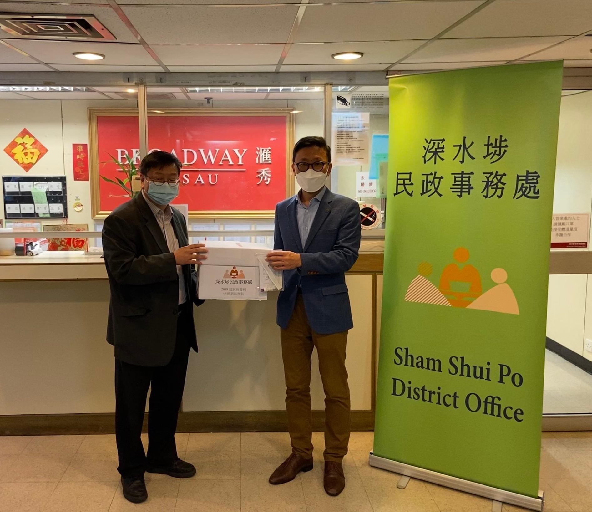 The Sham Shui Po District Office today (February 28) distributed COVID-19 rapid test kits to households, cleansing workers and property management staff living and working in Chun Lai House and Chun Yin House of Hang Chun Court, and 68-70、72-74、76-78、80-82、84-86 and 88-90 Broadway Street, Mei Foo Sun Chuen for voluntary testing through the owners’ corporation and the property management companies. 