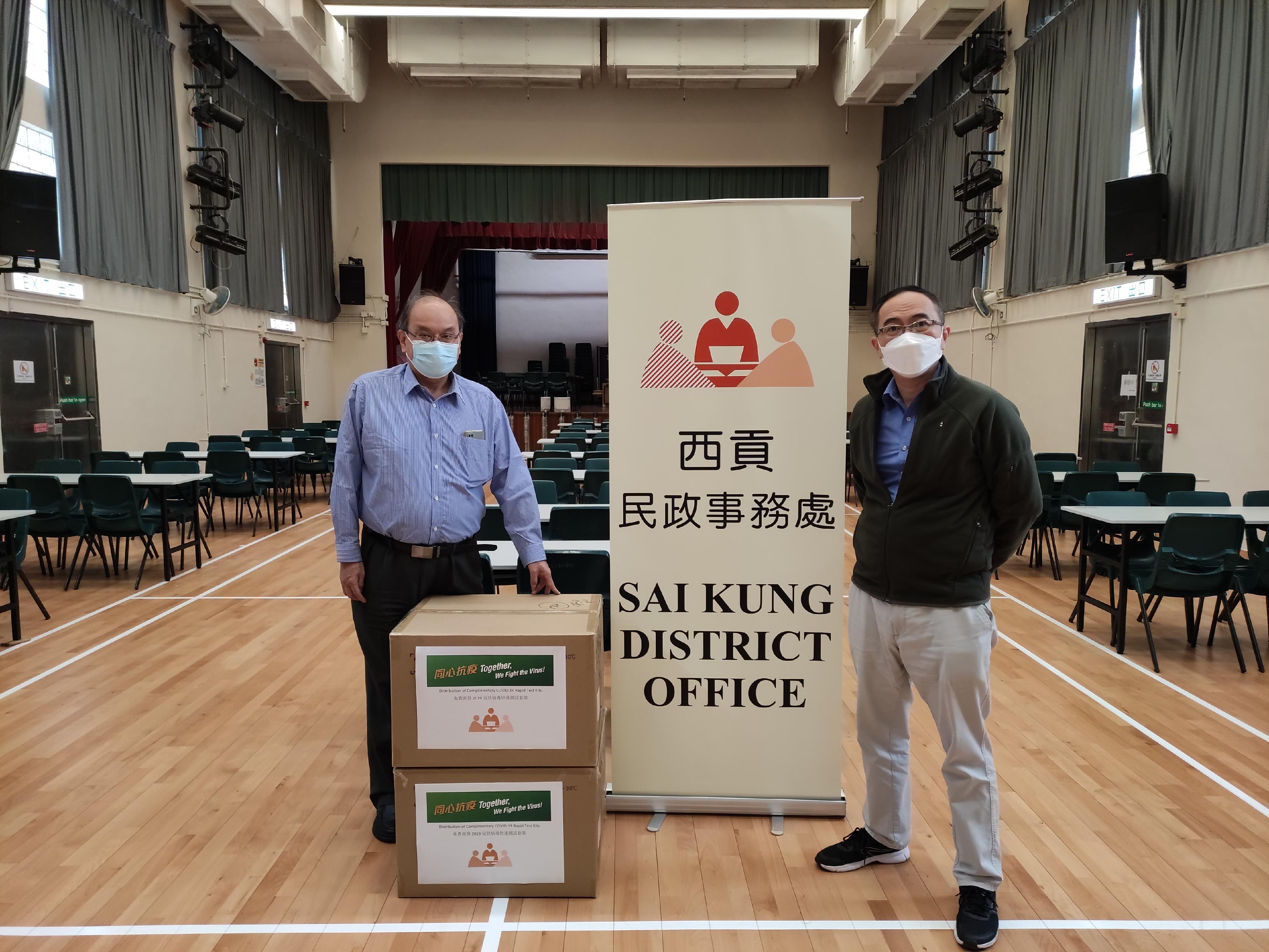 The Sai Kung District Office today (February 28) distributed COVID-19 rapid test kits to households, cleansing workers and property management staff living and working in On Ning Garden Block 5 in Tseung Kwan O for voluntary testing through the property management company.