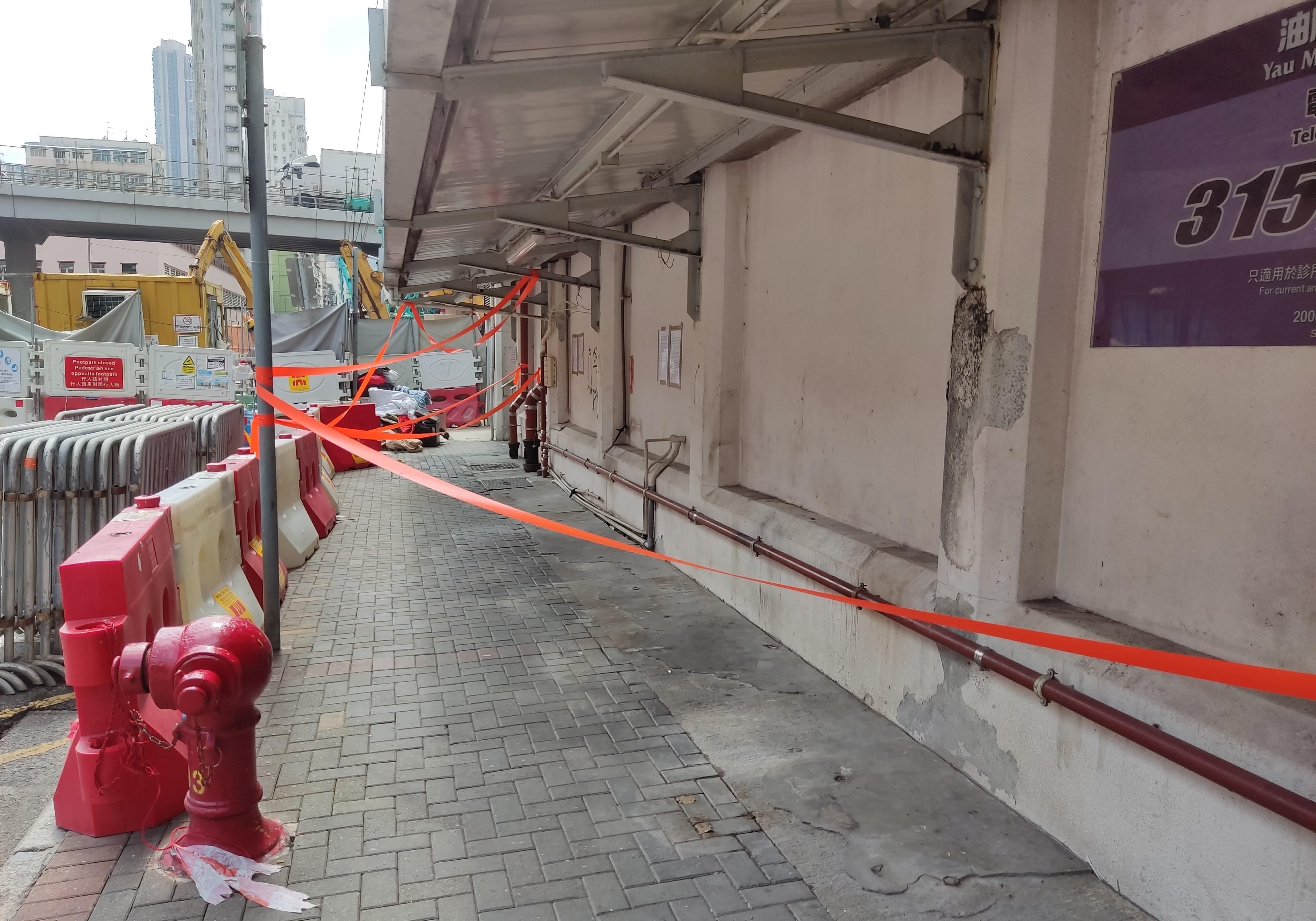 The Yau Tsim Mong District Office, together with relevant Government departments, today (February 28) conducted a joint operation to clear the miscellaneous articles outside the Yau Ma Tei Jockey Club General Out-patient Clinic.  Photo shows the front entrance of the Clinic after the joint operation.

