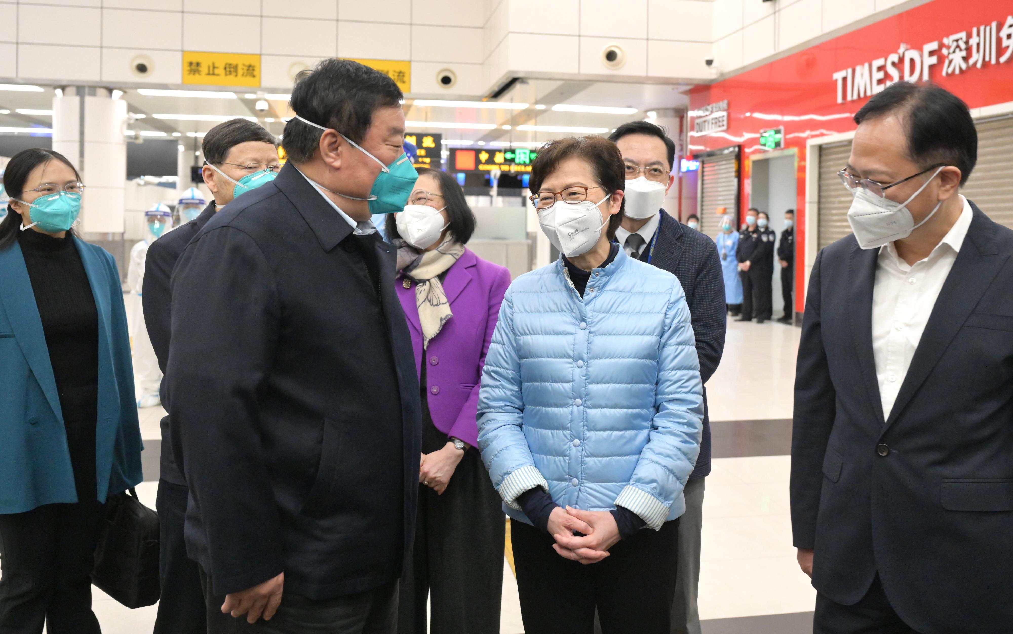The Chief Executive, Mrs Carrie Lam, today (February 28) welcomed the arrival of Mainland experts at the Shenzhen Bay Control Point. Photo shows Mrs Lam (second right) talking with the Head of the National Health Commission's COVID-19 leading task force, Professor Liang Wannian (second left).
