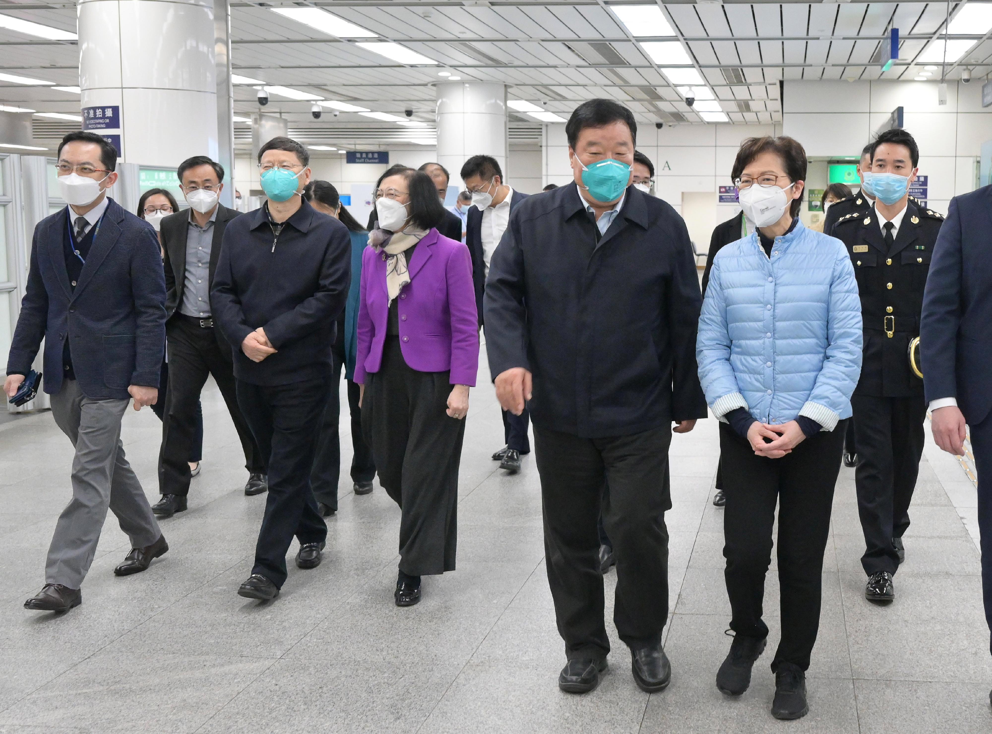 The Chief Executive, Mrs Carrie Lam, today (February 28) welcomed the arrival of Mainland experts at the Shenzhen Bay Control Point. Photo shows Mrs Lam (second right) talking with the Head of the National Health Commission's COVID-19 leading task force, Professor Liang Wannian (third right). Looking on is the Secretary for Food and Health, Professor Sophia Chan (third left).