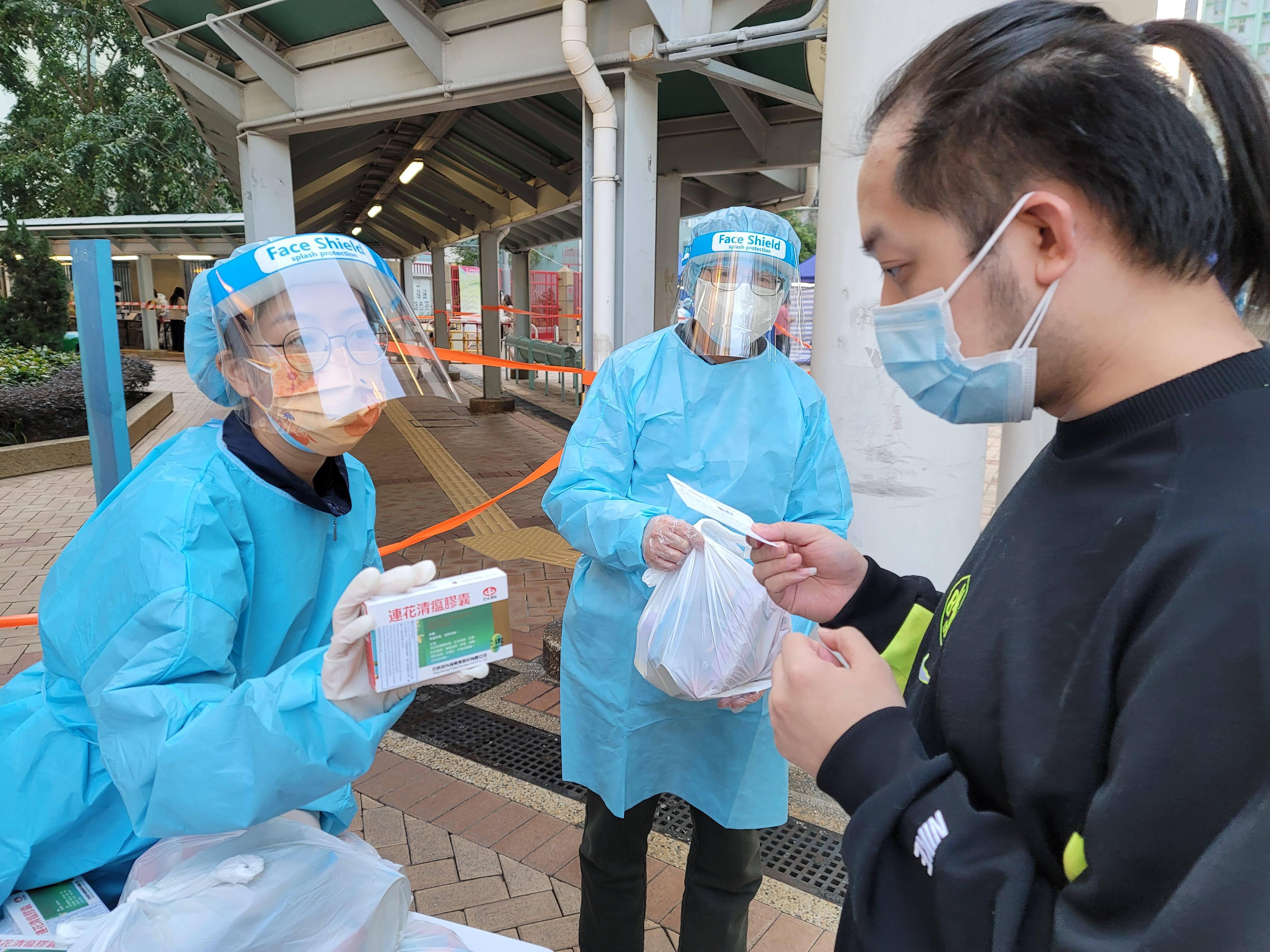 The Food and Health Bureau distributed anti-epidemic proprietary Chinese medicines donated by the Mainland to residents subject to “restriction-testing declarations” through relevant government departments yesterday (February 28) and today (March 1).