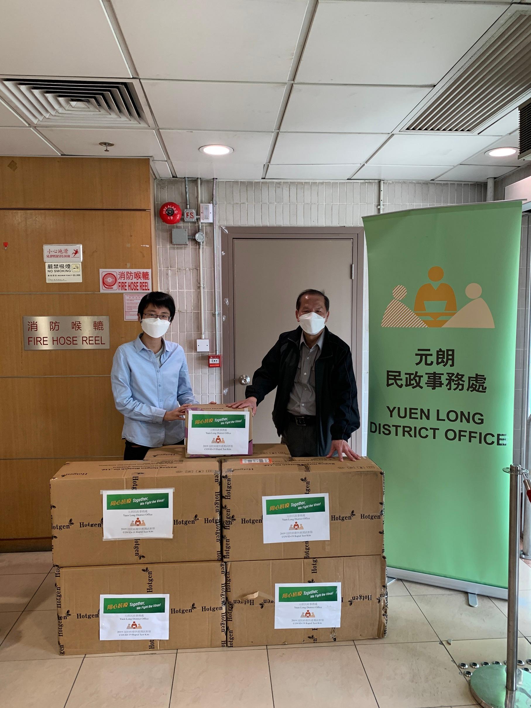 The Yuen Long District Office today (March 1) distributed COVID-19 rapid test kits to households, cleansing workers and property management staff living and working in Heng Chui House and Heng Chun House of Tin Heng Estate, Tin Shui Wai for voluntary testing through the Housing Department.