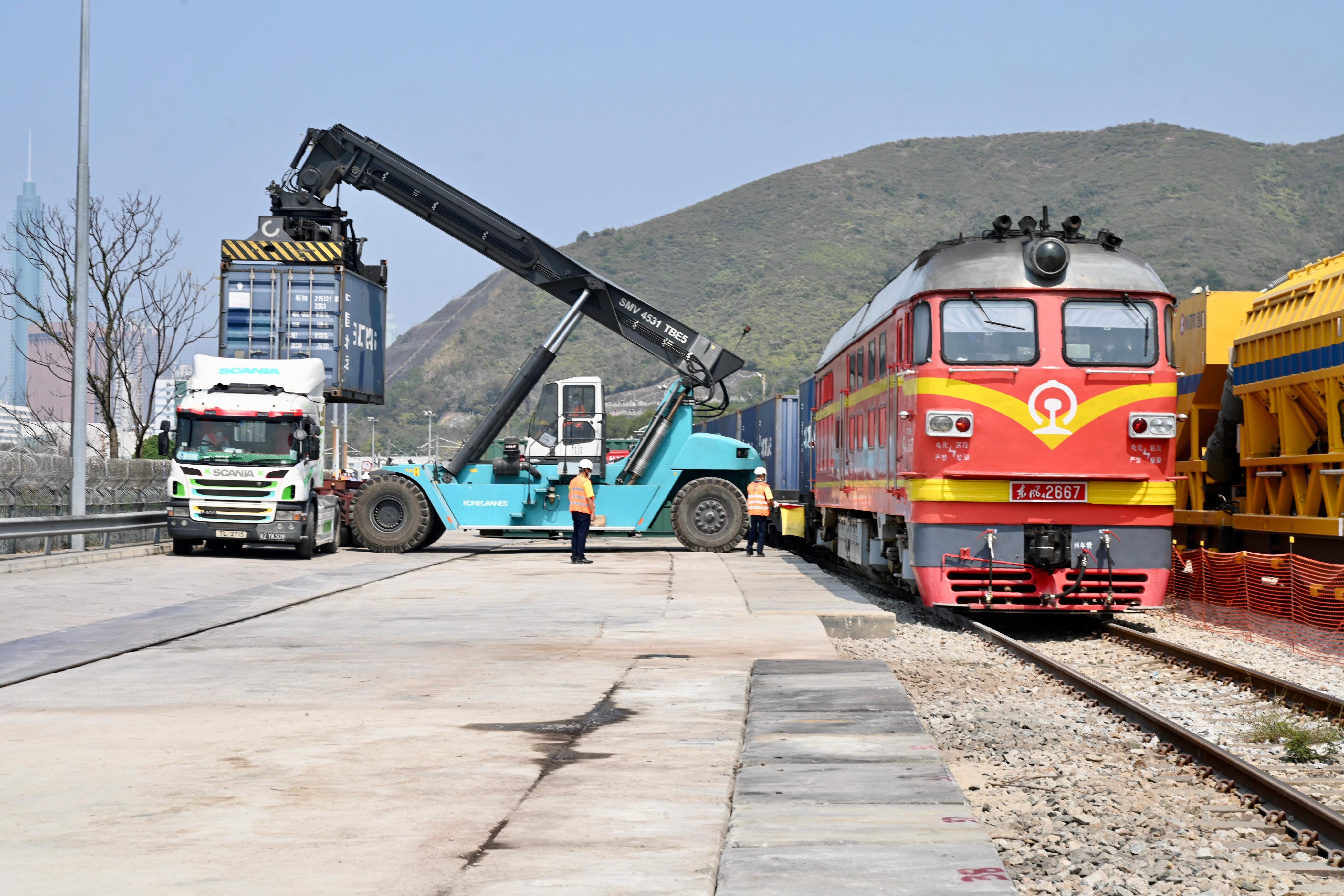 The railway transportation of goods from the Mainland to Hong Kong commenced today (March 2) with the first train carrying anti-epidemic supplies arriving at Hong Kong this morning. Photo shows a crane loading a container onto a goods vehicle.