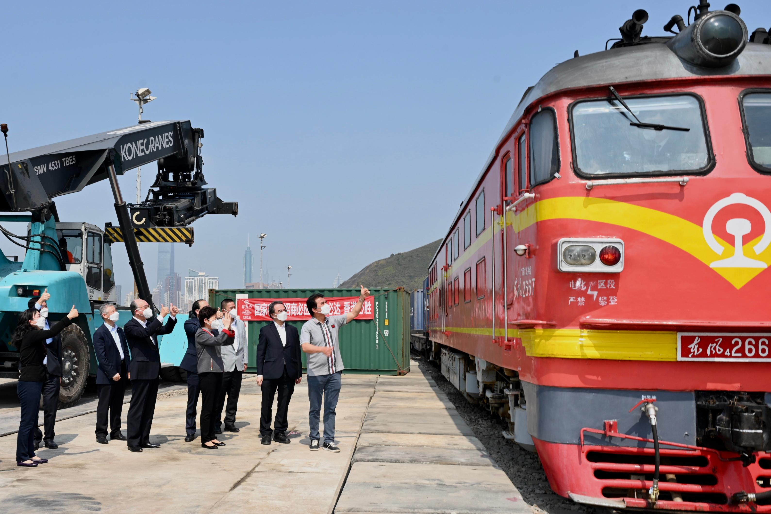 The railway transportation of goods from the Mainland to Hong Kong commenced today (March 2) with the first train carrying anti-epidemic supplies arriving at Hong Kong this morning. Photo shows the Chief Executive, Mrs Carrie Lam (first row, centre); the Secretary for Transport and Housing, Mr Frank Chan Fan (first row, second left); the Permanent Secretary for Transport and Housing (Transport), Ms Mable Chan (first row, first left); the Chief Executive Officer of MTR Corporation Limited, Dr Jacob Kam (first row, second right), the Assistant President of the China Merchants Group Limited, Mr Chu Zongsheng (second row, second left); and other personnel, expressing their gratitude to the staff members of the first cross-boundary cargo train. 