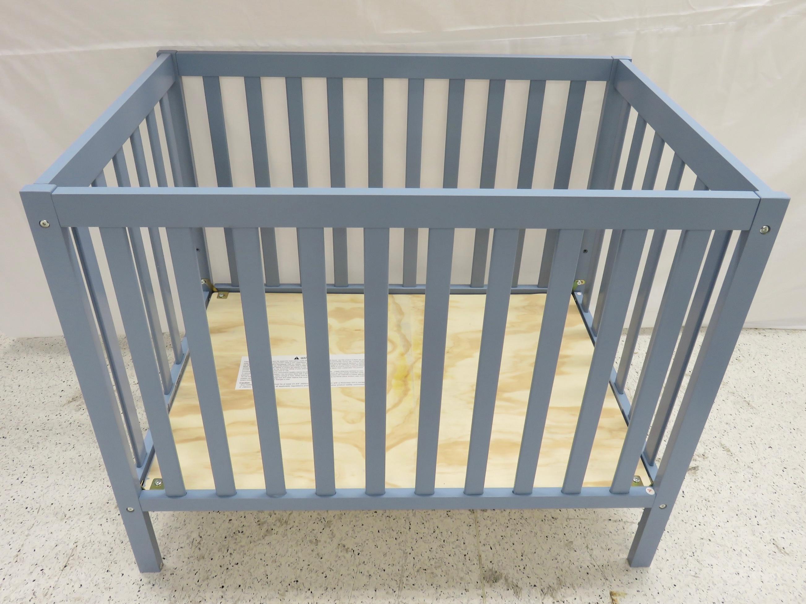 香港海关今日（三月三日）提醒市民留意一款不安全婴儿床，测试结果显示该款婴儿床有潜在结构安全风险。图示该款婴儿床。
