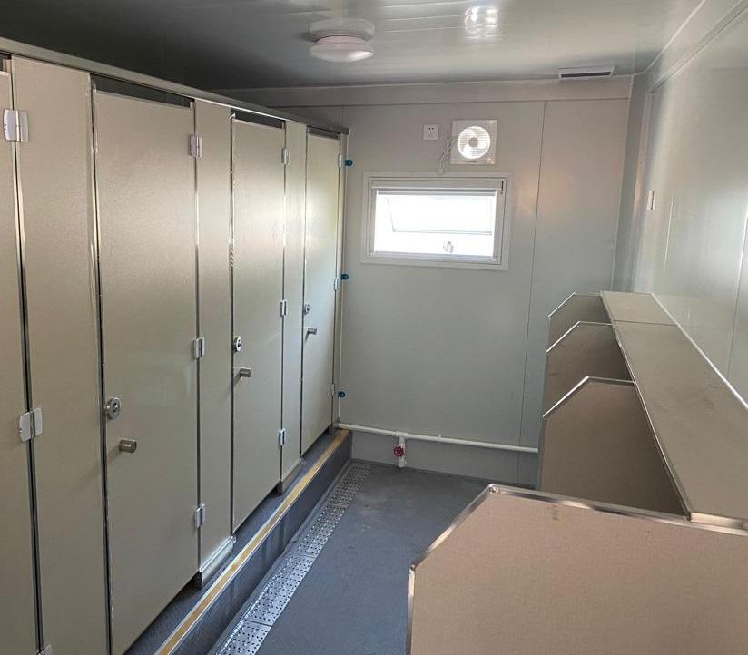 Regarding a photo circulating on the Internet claiming that toilets in the Tsing Yi community isolation facility are without any partitions, a spokesman for the Security Bureau clarified today (March 3) that the photo is not a toilet in the isolation facility. Photo shows the Tsing Yi community isolation facility equipped with toilet compartments.