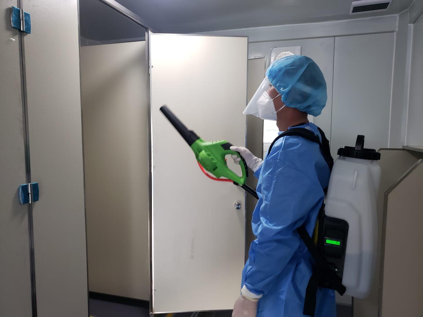 Regarding a photo circulating on the Internet claiming that toilets in the Tsing Yi community isolation facility are without any partitions, a spokesman for the Security Bureau clarified today (March 3) that the photo is not a toilet in the isolation facility. Photo shows an outsourced cleaning company worker conducting disinfection and cleaning at the Tsing Yi community isolation facility, which is equipped with toilet compartments.