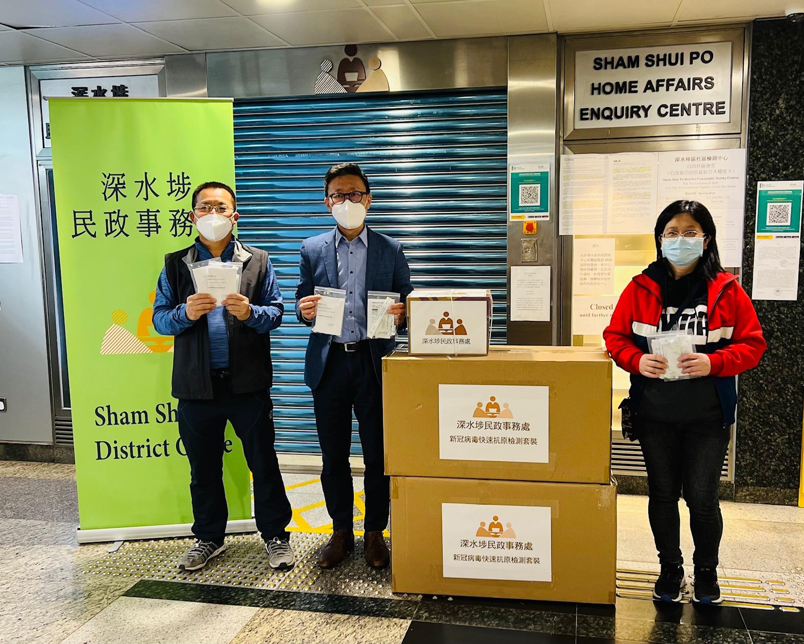 The Sham Shui Po District Office today (March 3) distributed COVID-19 rapid test kits to households, cleansing workers and property management staff living and working in So Uk Estate and Hoi Ying Estate for voluntary testing through the property management companies.