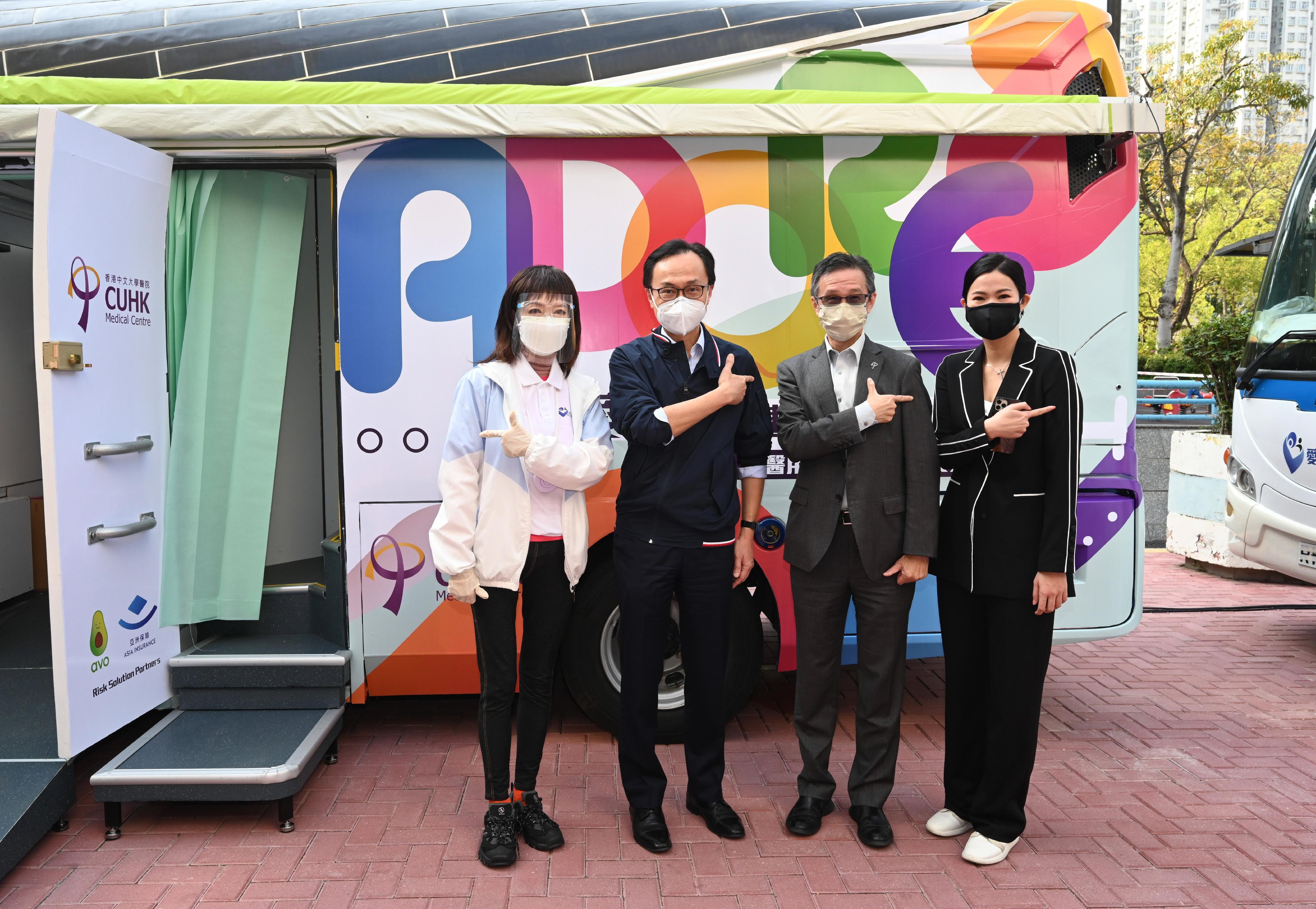 The Secretary for the Civil Service, Mr Patrick Nip, visited Tai Yuen Estate in Tai Po to view the first day operation of the Mobile Vaccination Station (MVS) (Station No. 4) which was launched today (March 4). 
Photo shows Mr Nip (second left); the Chief Executive Officer of the CUHK Medical Centre, Dr Fung Hong (second right); a representative of the medical team of the MVS and a guest, showing their support for the COVID-19 Vaccination Programme.
