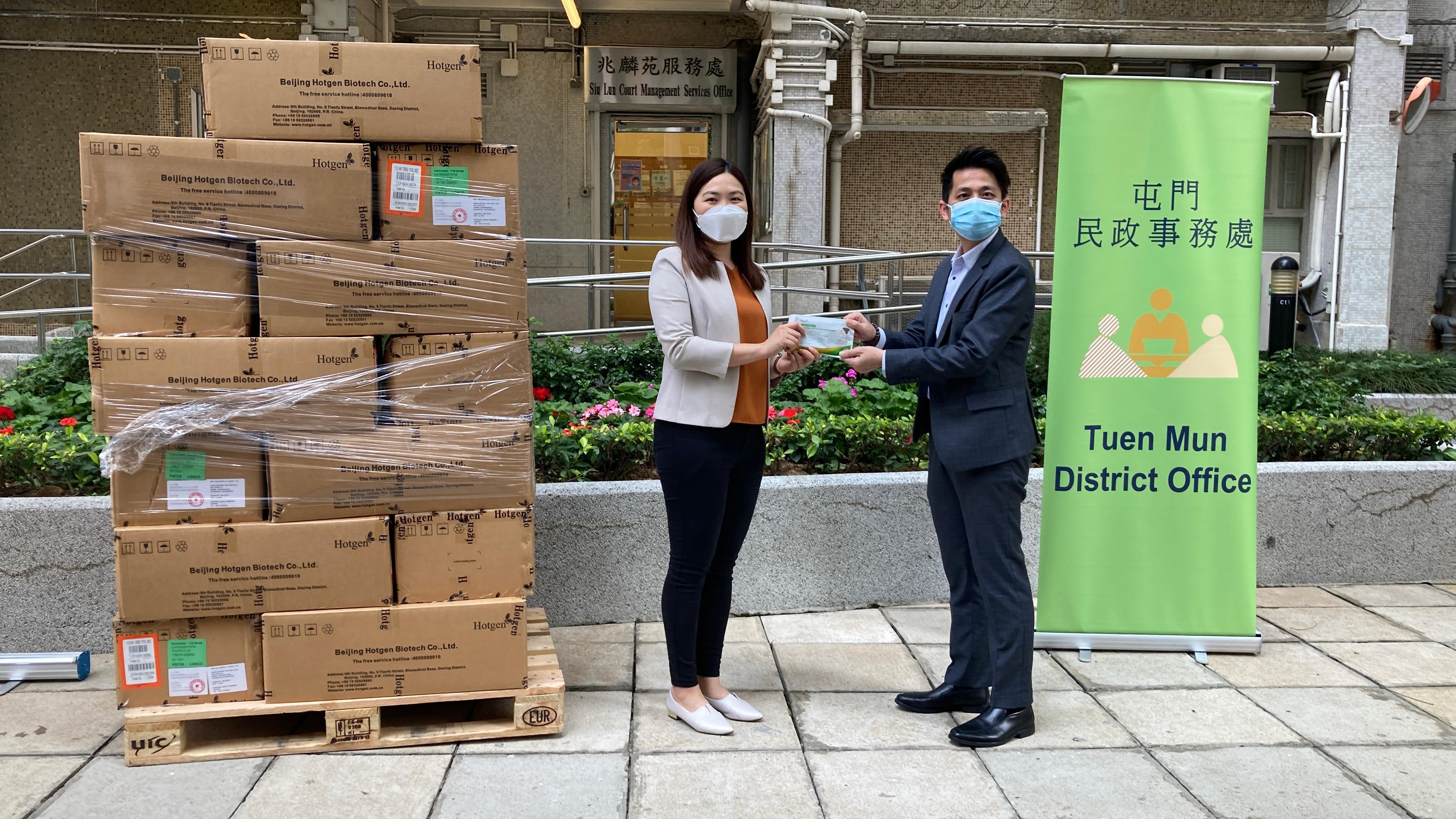 The Tuen Mun District Office today (March 4) distributed COVID-19 rapid test kits to households, cleansing workers and property management staff living and working in  Siu Lun Court for voluntary testing through the property management company.