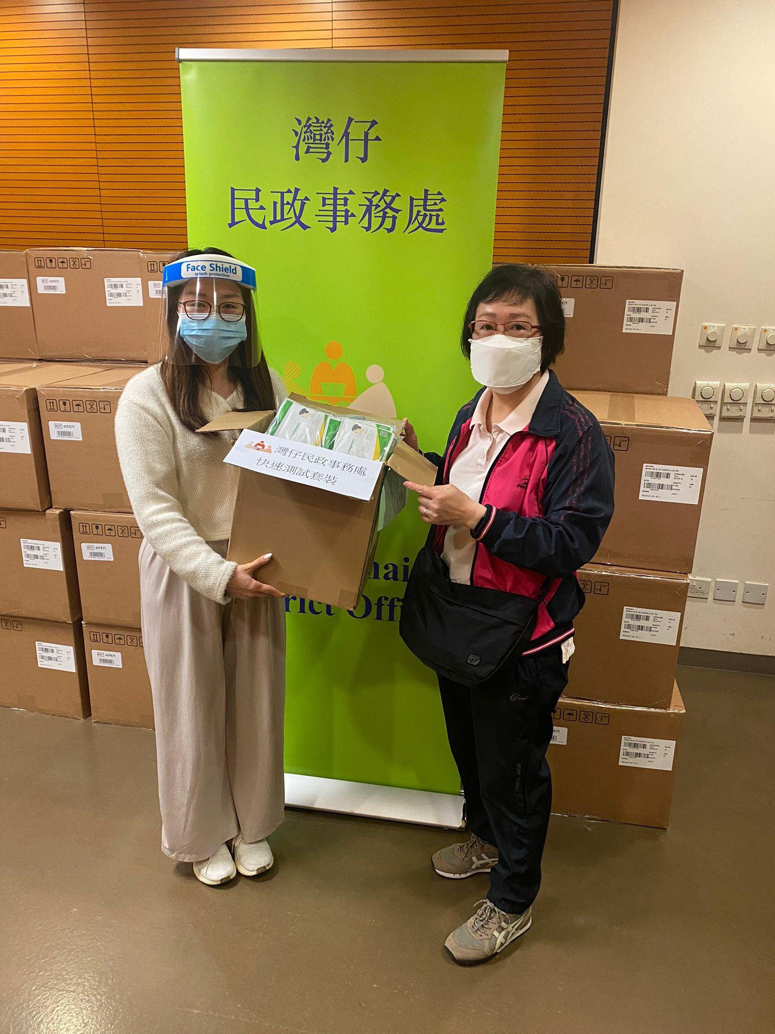 The Wan Chai District Office today (March 6) distributed COVID-19 rapid test kits to households, cleansing workers and property management staff living and working in residential premises near Victoria Park and Tin Hau areas and within the affected area for voluntary testing through the owners' corporations and property management companies. 