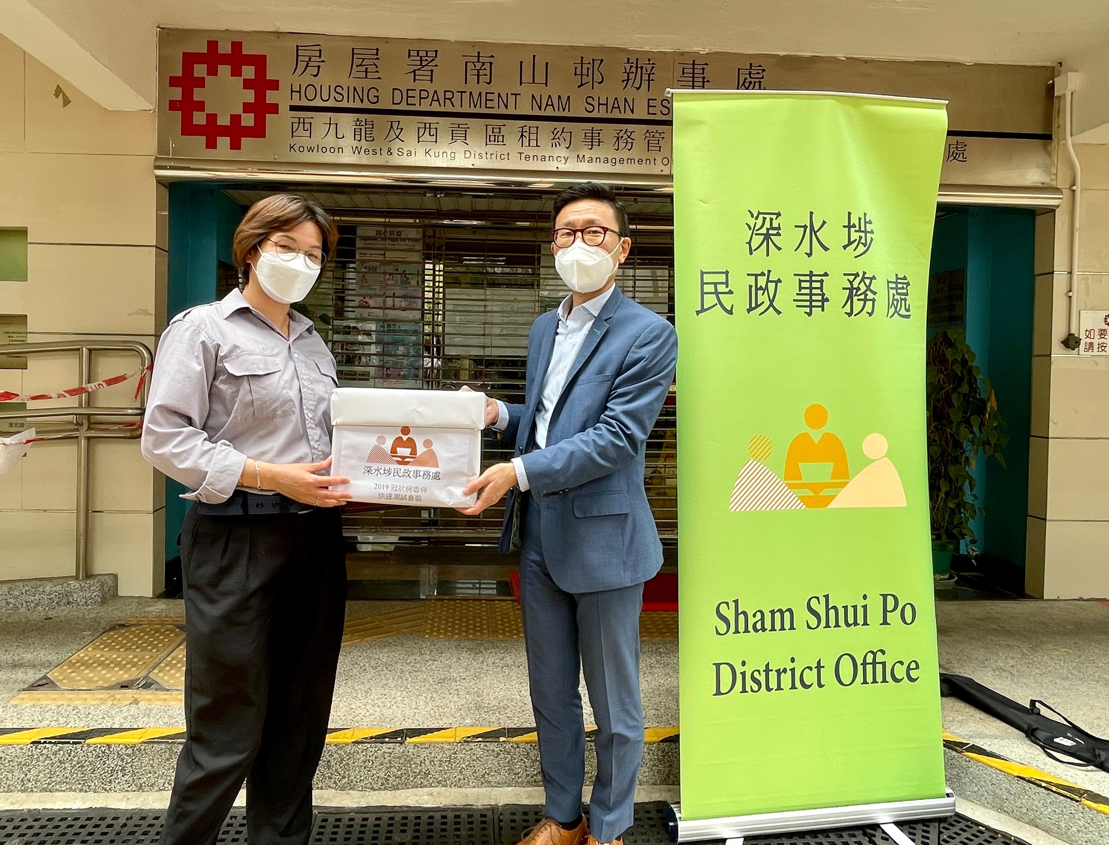 The Sham Shui Po District Office today (March 6) distributed COVID-19 rapid test kits to households, cleansing workers and property management staff living and working in Nam Shan Estate for voluntary testing through the Housing Department.