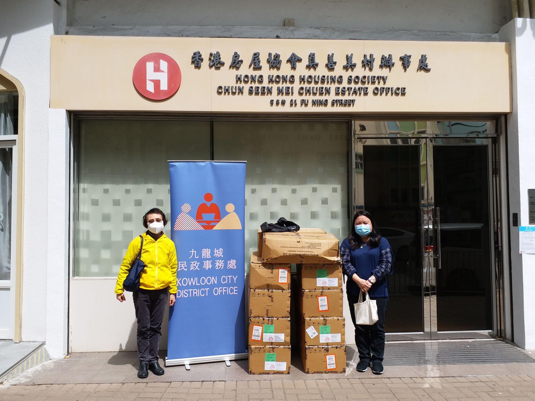 The Kowloon City District Office today (March 7) distributed COVID-19 rapid test kits to households, cleansing workers and property management staff living and working in Chun Seen Mei Chuen for voluntary testing through the property management company.