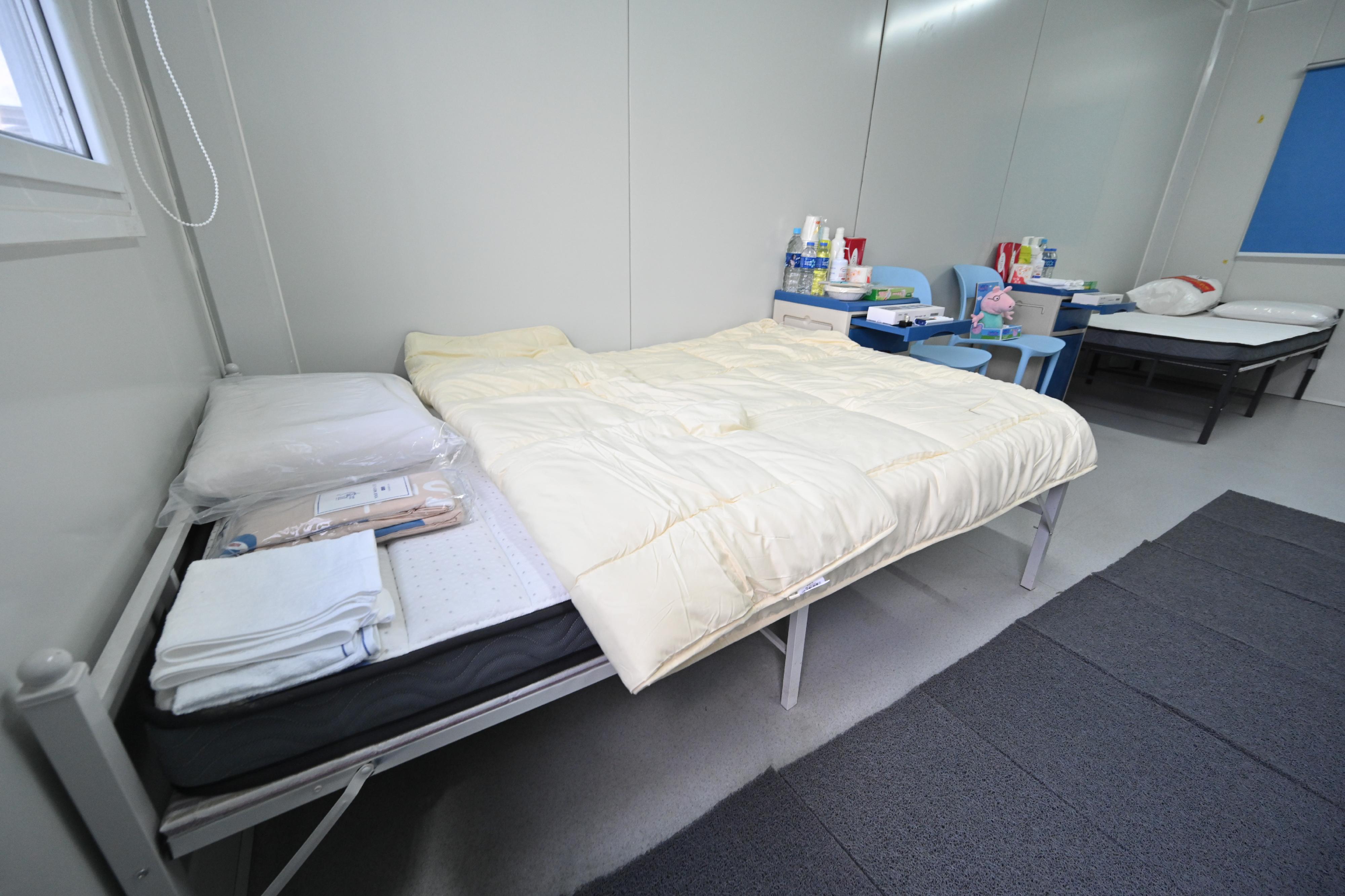 A spokesman for the Security Bureau today (March 8) said that to let quarantined persons feel at ease in an unfamiliar environment, the Tsing Yi community isolation facility (TYCIF) will adopt a small-district and humanised approach, and continue to refine its services in response to the feedback of the occupants. Photo shows the layout of a room at the TYCIF.