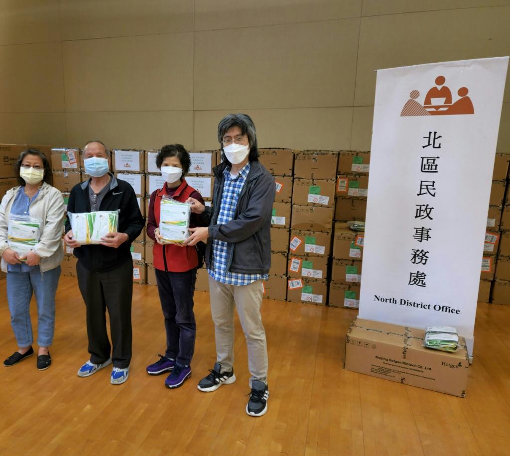 The North District Office today (March 8) distributed COVID-19 rapid test kits to households, cleansing workers and property management staff living and working in Cheung Wah Estate for voluntary testing through the owners' corporation and the property management company.