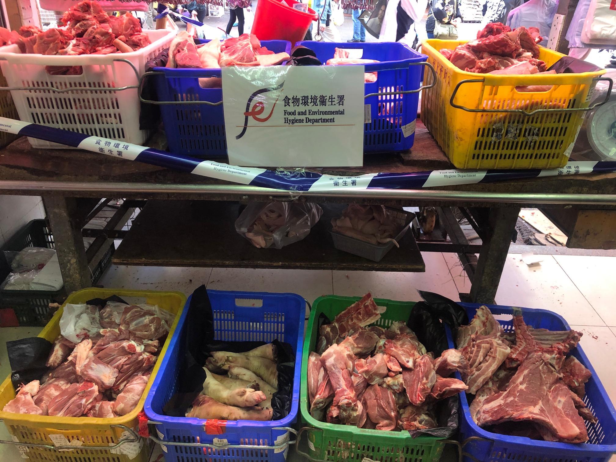 食物环境卫生署（食环署）今日（三月八日）向大埔大荣里一间怀疑以冰鲜肉或冷藏肉充当新鲜肉出售的持牌新鲜粮食店采取突击行动。图示食环署人员在行动中检获的肉类。