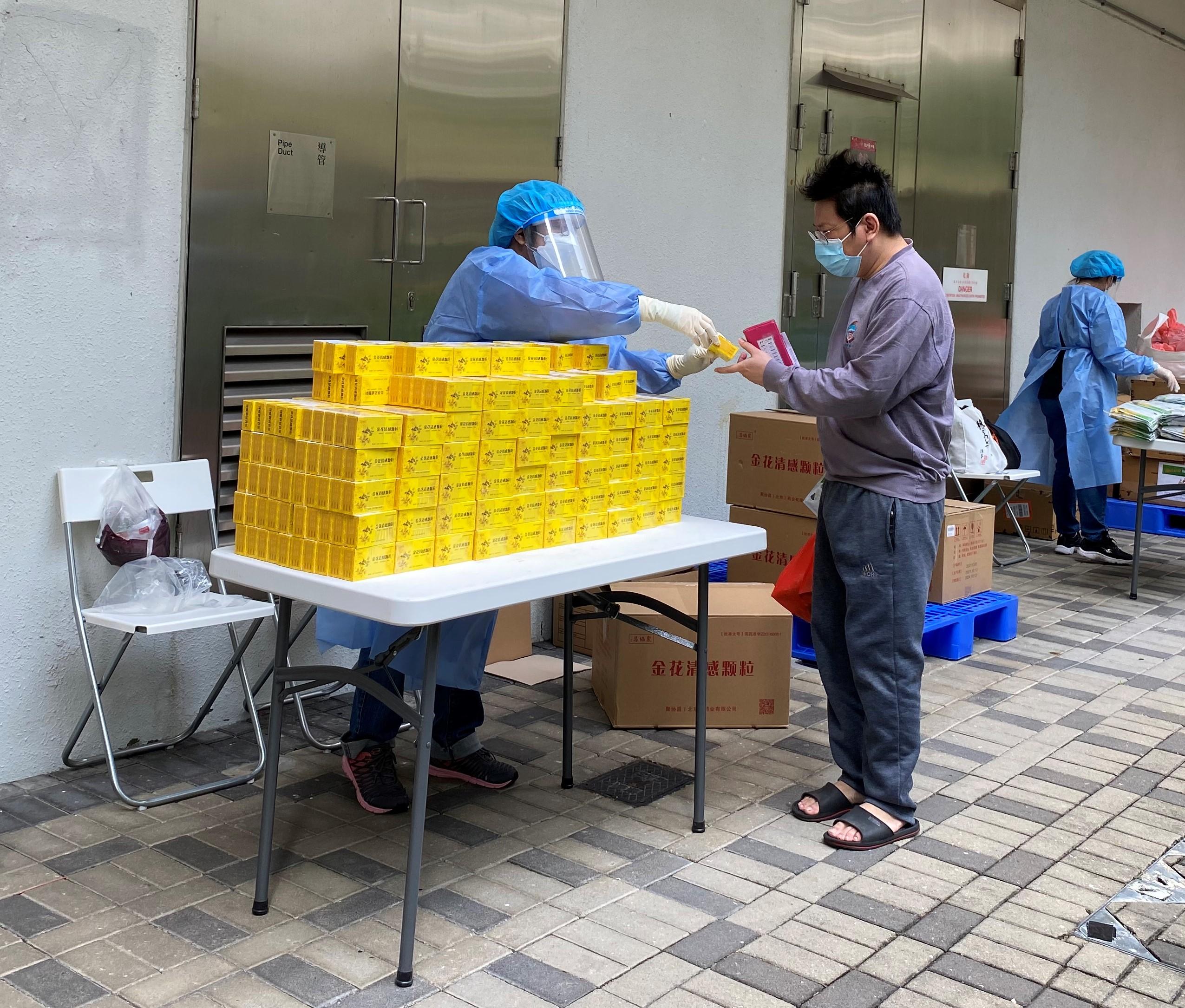 食物及衞生局透過相關政府部門向接受「圍封強檢」的居民派發由國家捐贈的抗疫中成藥。