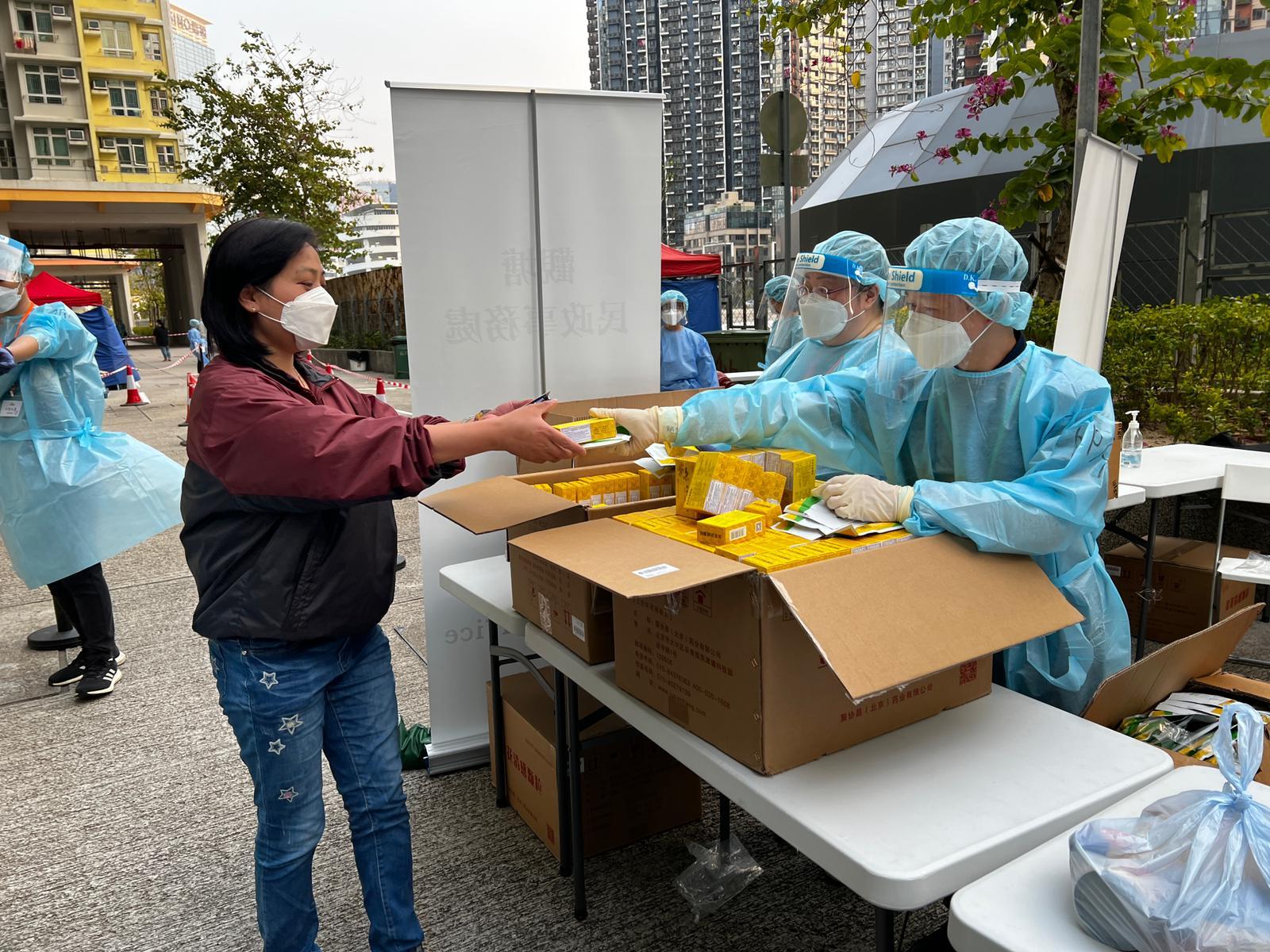 The Food and Health Bureau distributed anti-epidemic proprietary Chinese medicines donated by the Mainland to residents subject to “restriction-testing declarations” through relevant government departments.
