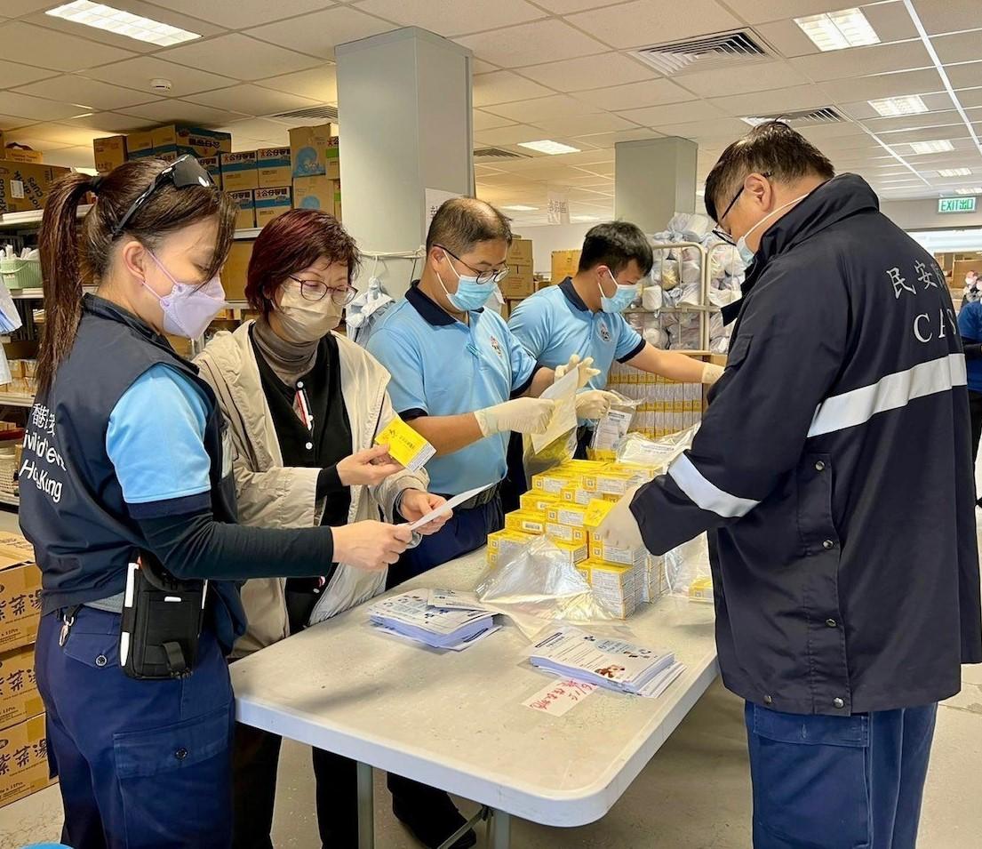 The Food and Health Bureau distributed anti-epidemic proprietary Chinese medicines donated by the Mainland to the members of the public at community isolation facilities through the Hospital Authority and relevant government departments.
