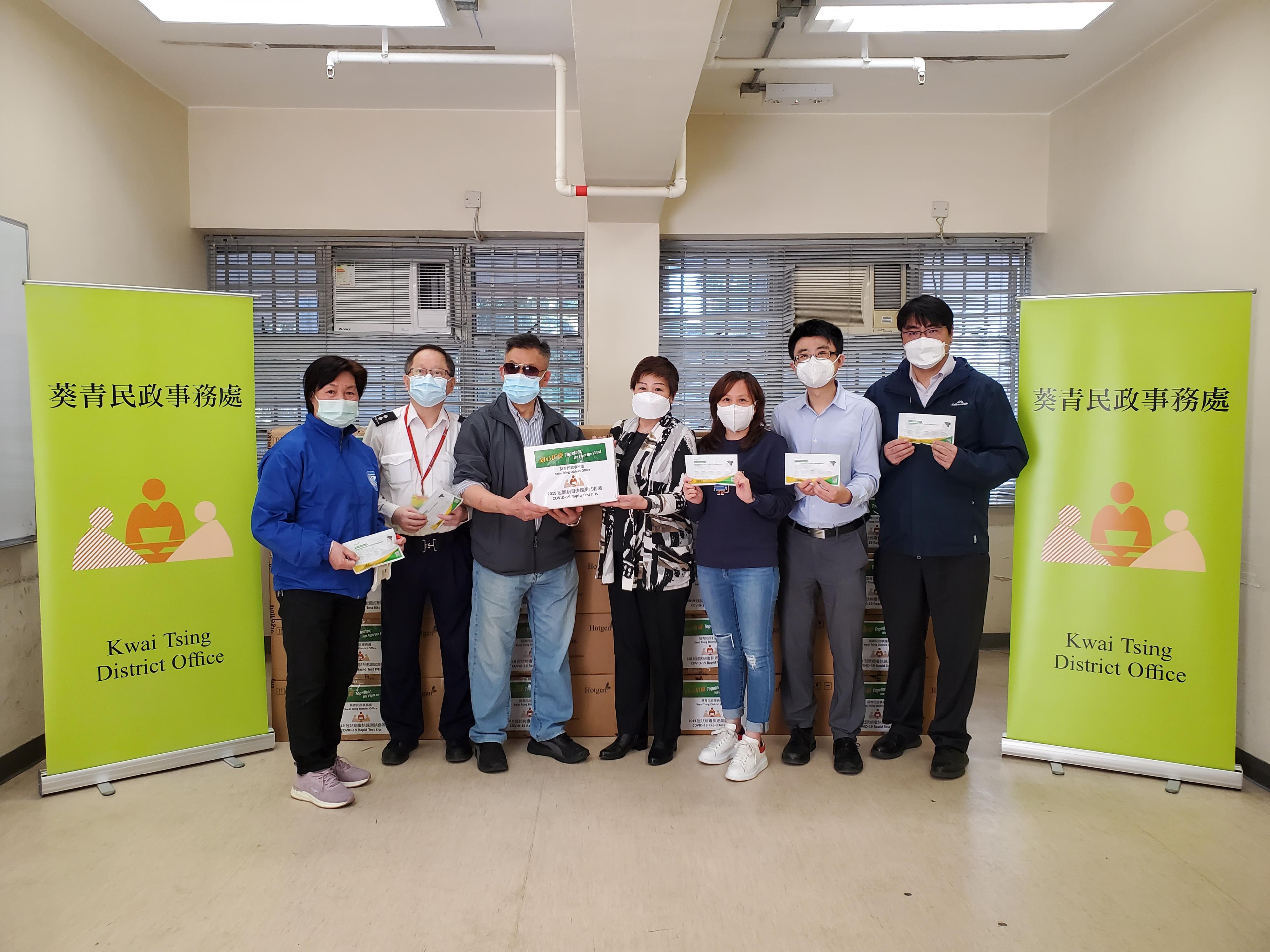 葵青民政事务处向青雅苑的物业管理公司派发2019冠状病毒病快速测试套装，供其住户、清洁及物管员工作自愿检测。