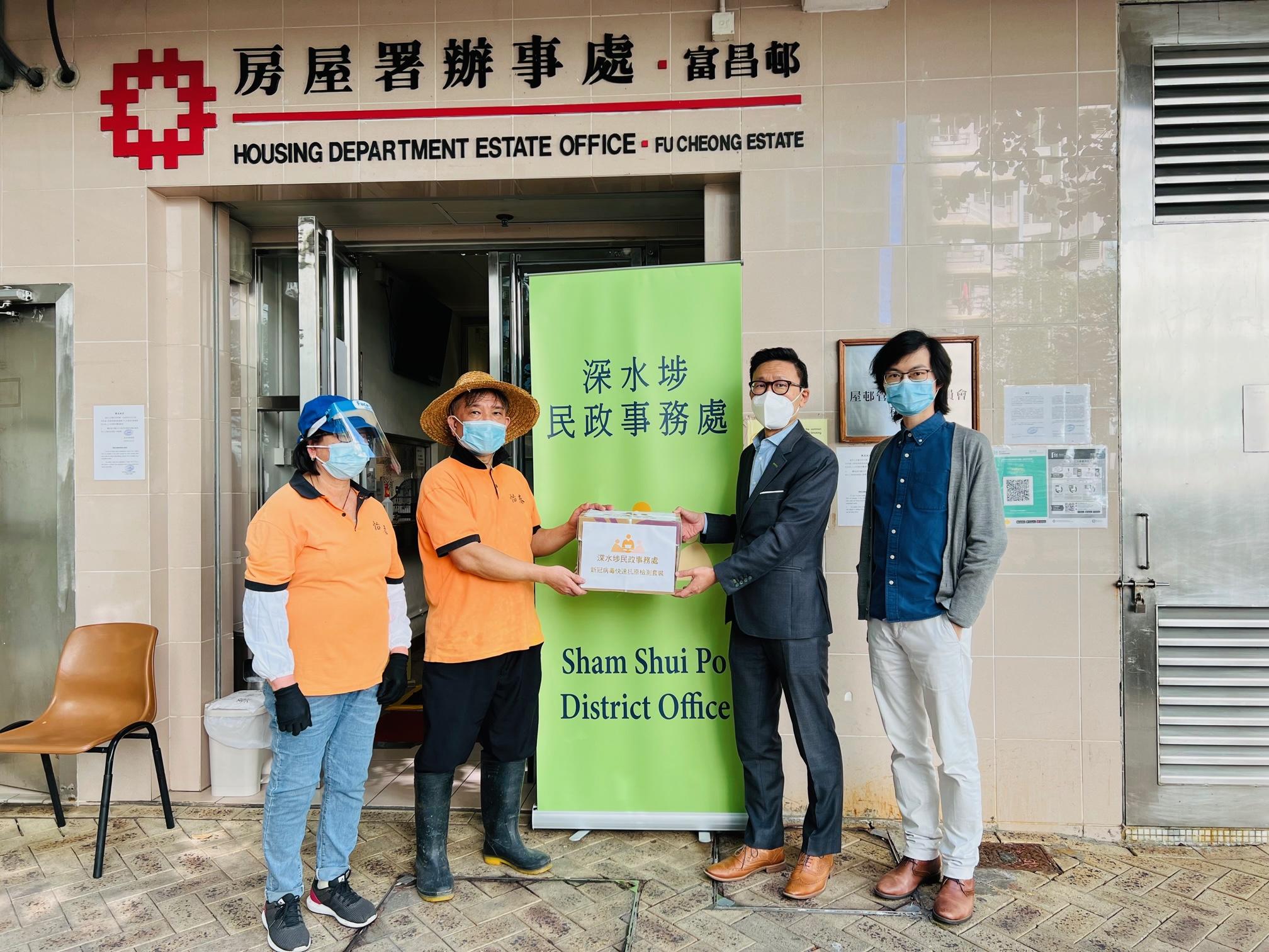 The Sham Shui Po District Office today (March 9) distributed COVID-19 rapid test kits to households, cleansing workers and property management staff living and working in Fu Cheong Estate for voluntary testing through the Housing Department and the property management company.