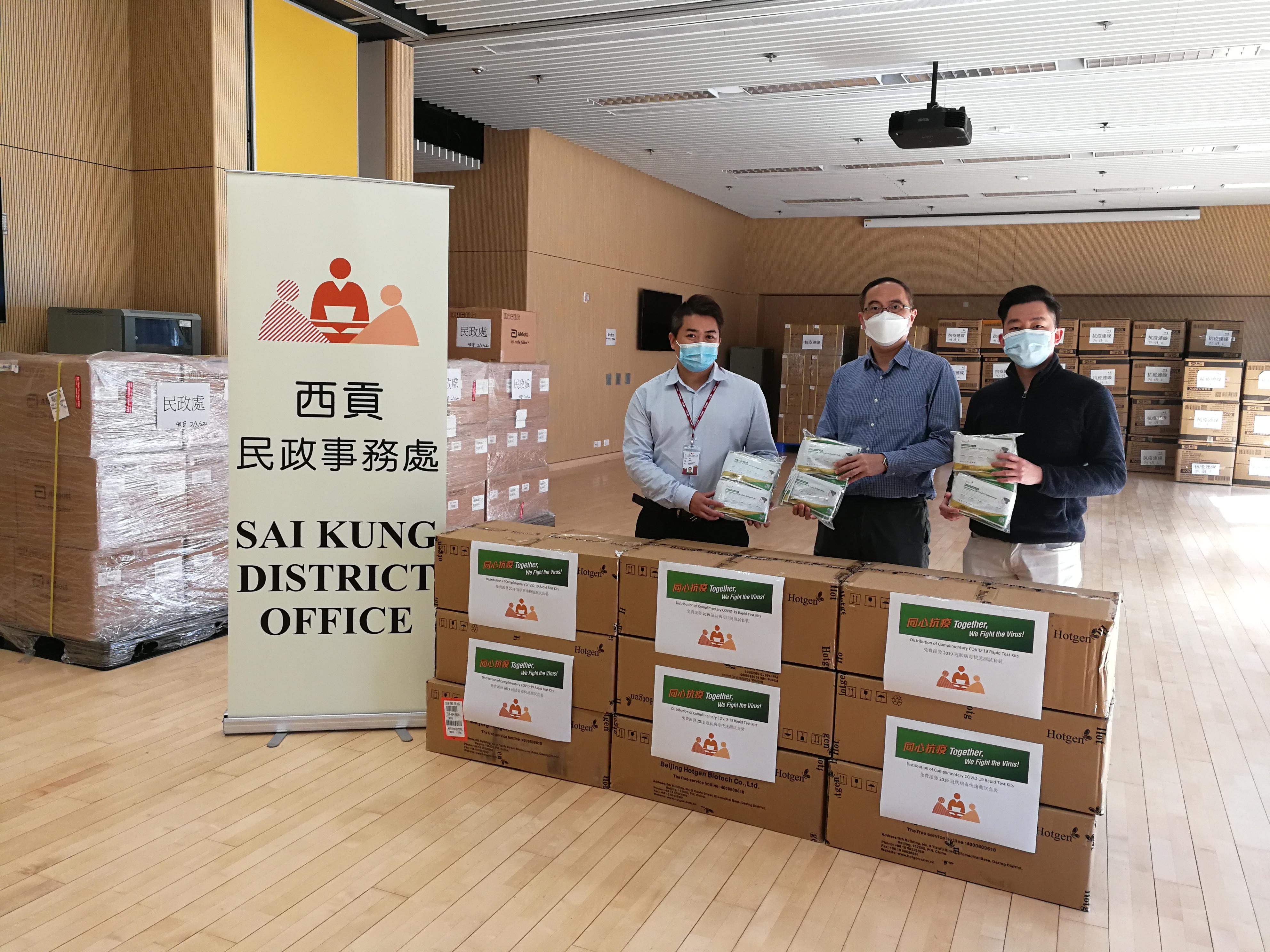 The Sai Kung District Office today (March 9) distributed COVID-19 rapid test kits to households, cleansing workers and property management staff living and working in King Lam Estate for voluntary testing through the property management company.