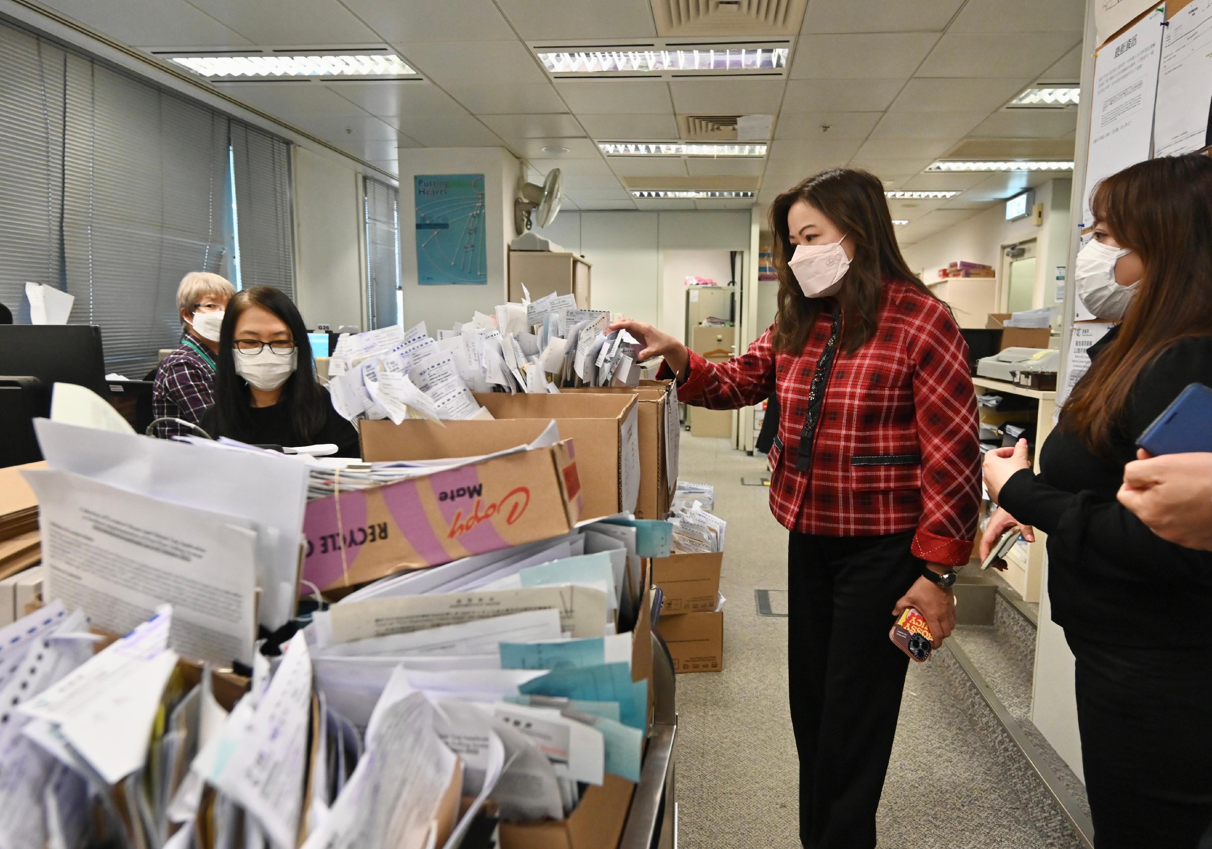 The Commissioner for Transport, Miss Rosanna Law (second right), visits the Sha Tin Licensing Office today (March 10) to learn more about the provision of services by frontline colleagues during the epidemic. The licensing offices are facing tremendous pressure and challenges in handling a large amount of applications submitted by drop-in boxes, post, or online.