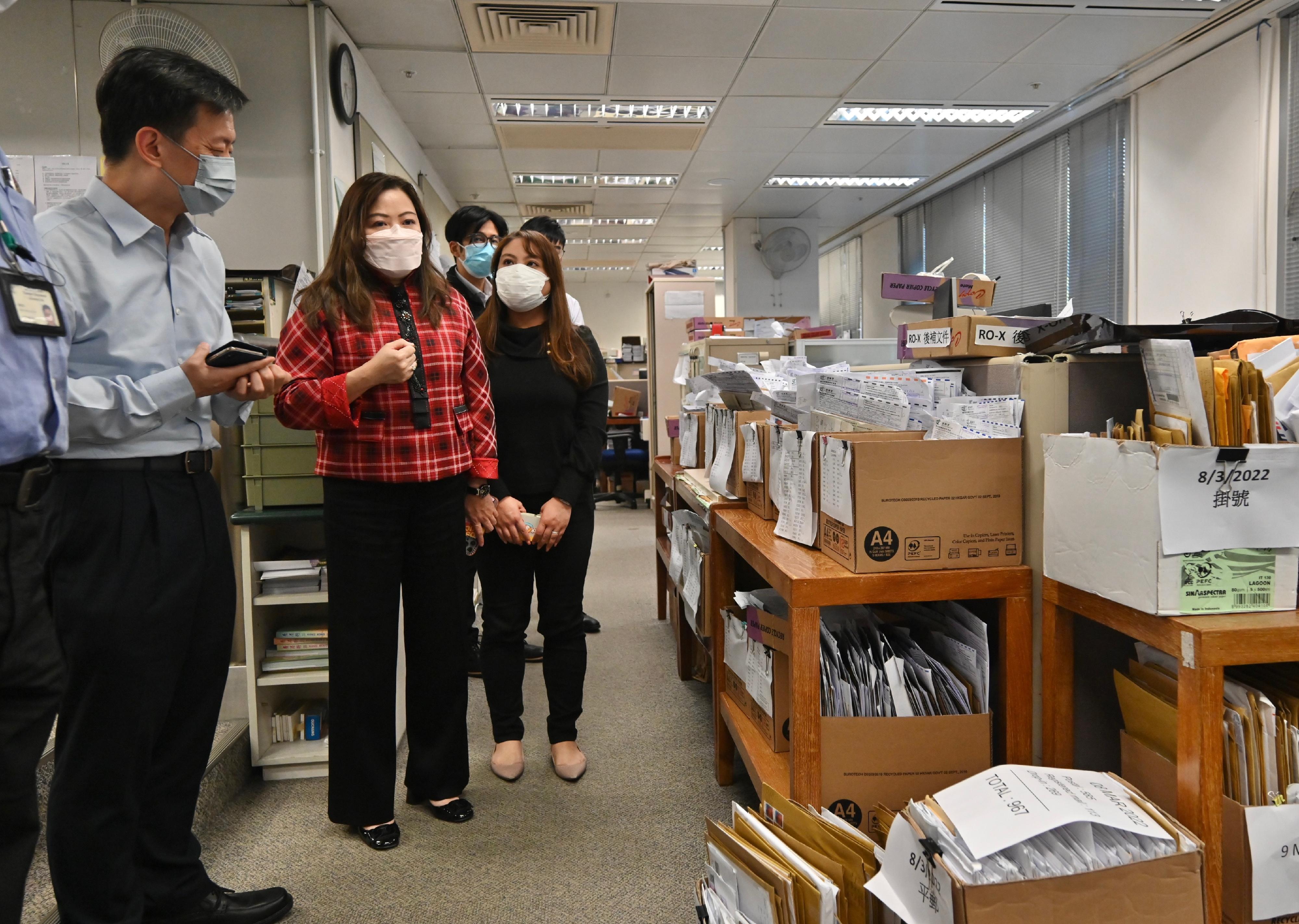 The Commissioner for Transport, Miss Rosanna Law (second left), visits the Sha Tin Licensing Office today (March 10) to learn more about the provision of services by frontline colleagues during the epidemic. Miss Law thanked colleagues for attending to their duties steadfastly and diligently with the severe epidemic and stringent manpower situation, and for striving to maintain services.  
