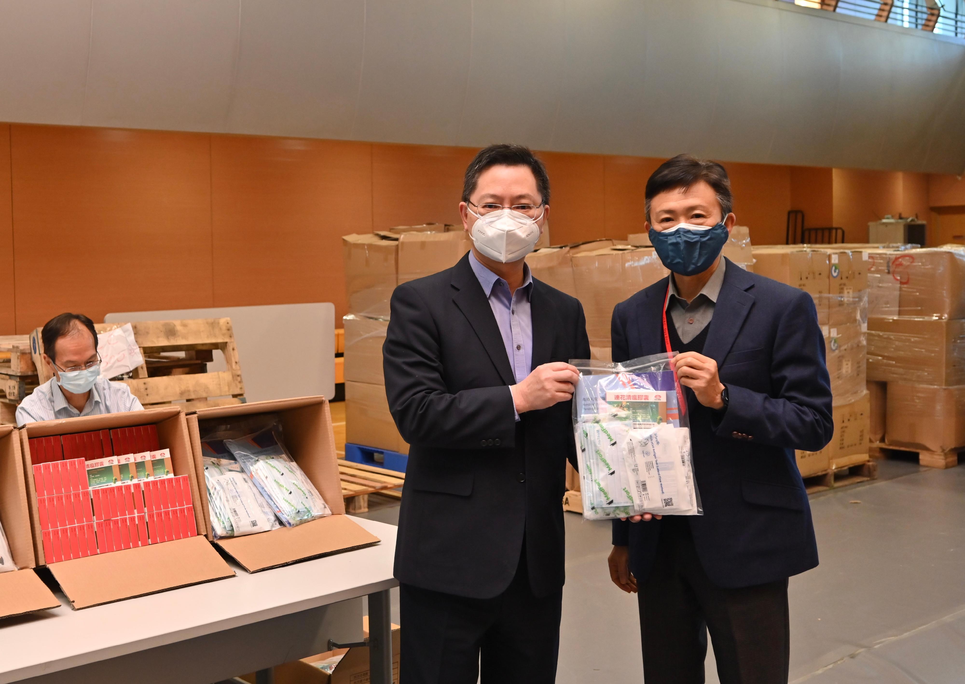 The Secretary for Innovation and Technology, Mr Alfred Sit (left), is pictured with the Independent Commission Against Corruption (ICAC) Commissioner, Mr Simon Peh (right), during Mr Sit's visit to the anti-epidemic kit distribution centre located at the ICAC today (March 10) to inspect its operation.