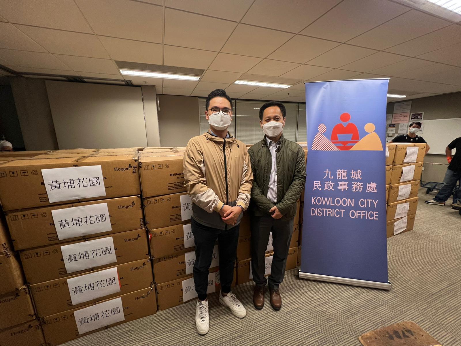 The Kowloon City District Office today (March 10) distributed COVID-19 rapid test kits to households, cleansing workers and property management staff living and working in Whampoa Garden for voluntary testing through the property management company.
