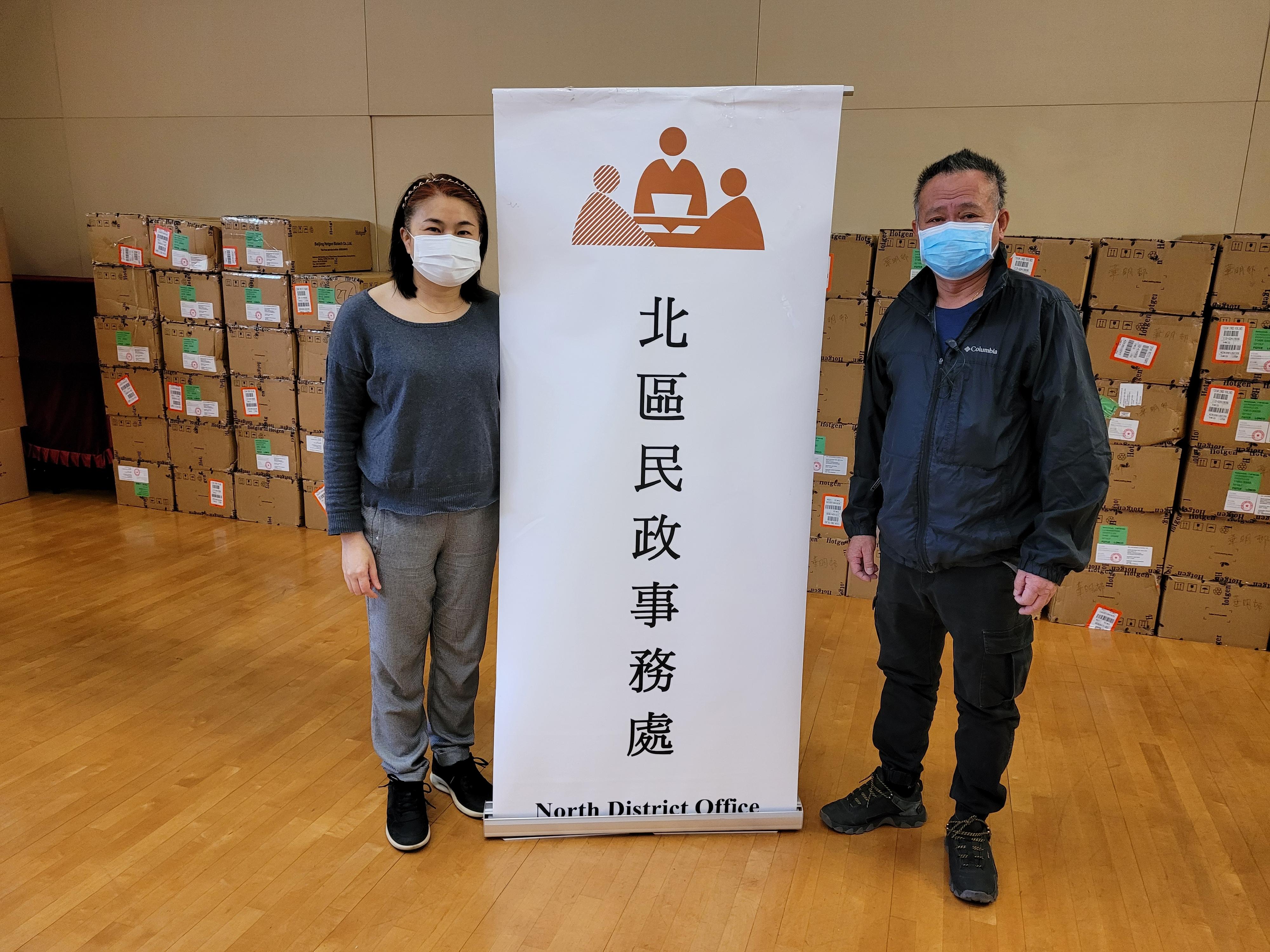 The North District Office today (March 10) distributed COVID-19 rapid test kits to households, cleansing workers and property management staff living and working in Wah Ming Estate for voluntary testing through the property management company.