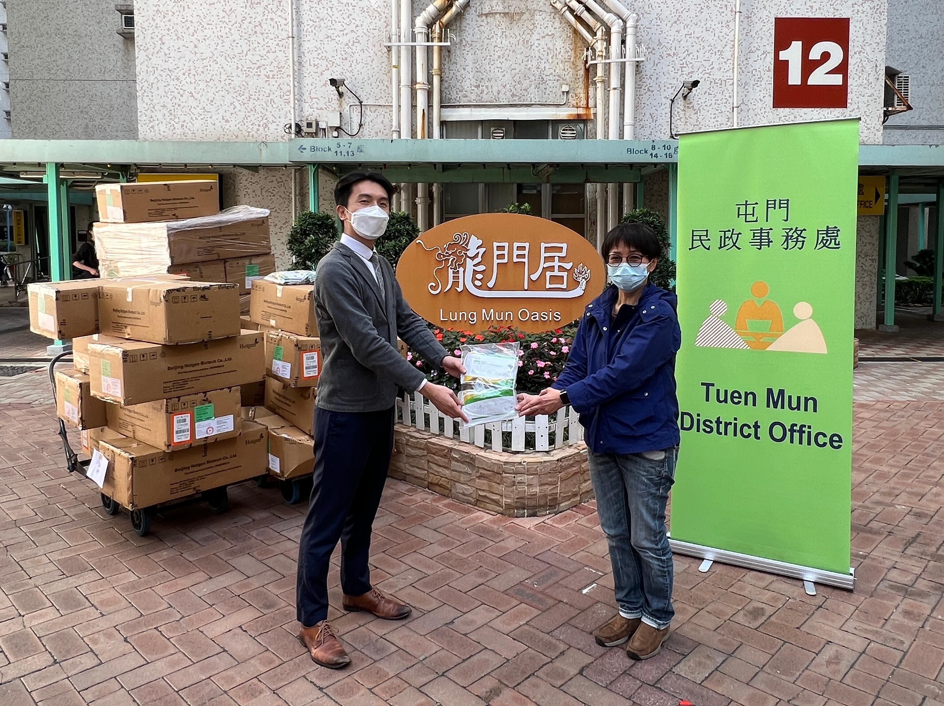 The Tuen Mun District Office today (March 10) distributed COVID-19 rapid test kits to households, cleansing workers and property management staff living and working in Lung Mun Oasis for voluntary testing through the property management company.