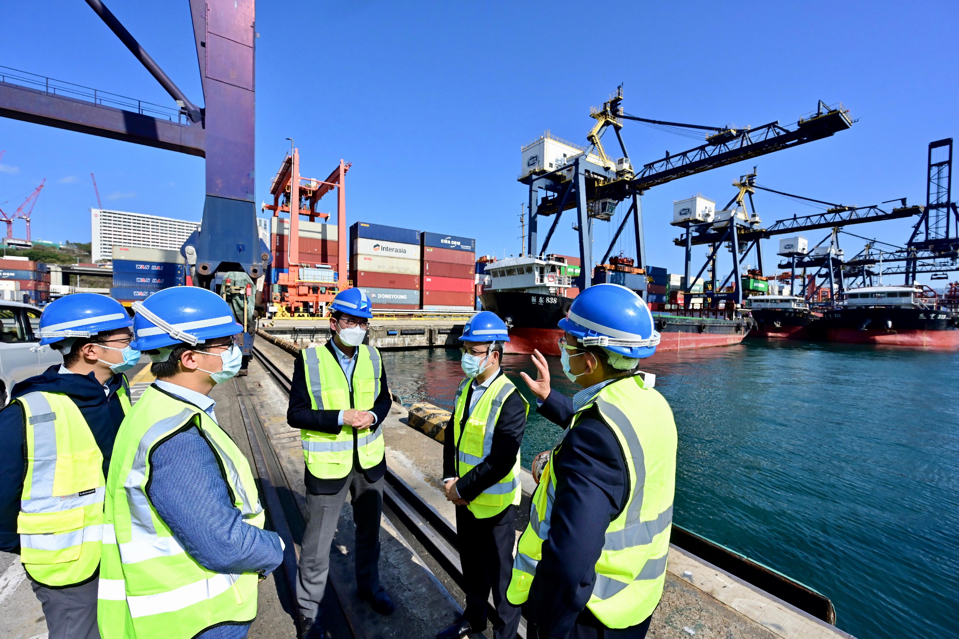 The Government has enhanced the overall transportation capacity of water and land transport including railway transport for early arrival of medical supplies from the Mainland. Photo shows the Secretary for Commerce and Economic Development, Mr Edward Yau (centre), today (March 10) visiting the Kwai Tsing Container Terminals to view the logistics arrangements for supplies delivered to Hong Kong.