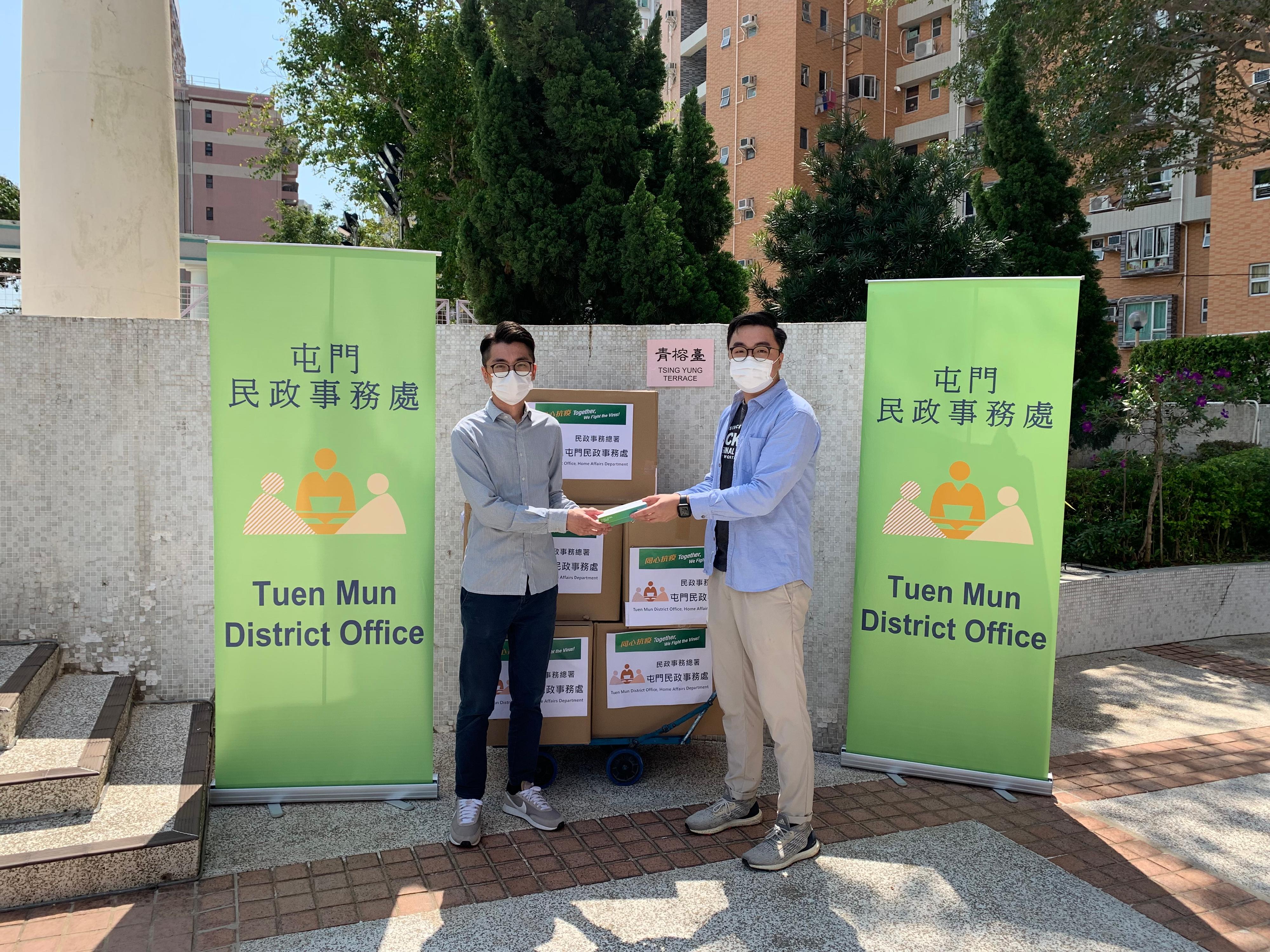 The Tuen Mun District Office today (March 11) distributed COVID-19 rapid test kits to households, cleansing workers and property management staff living and working in Tsing Yung Terrace for voluntary testing through the property management company.