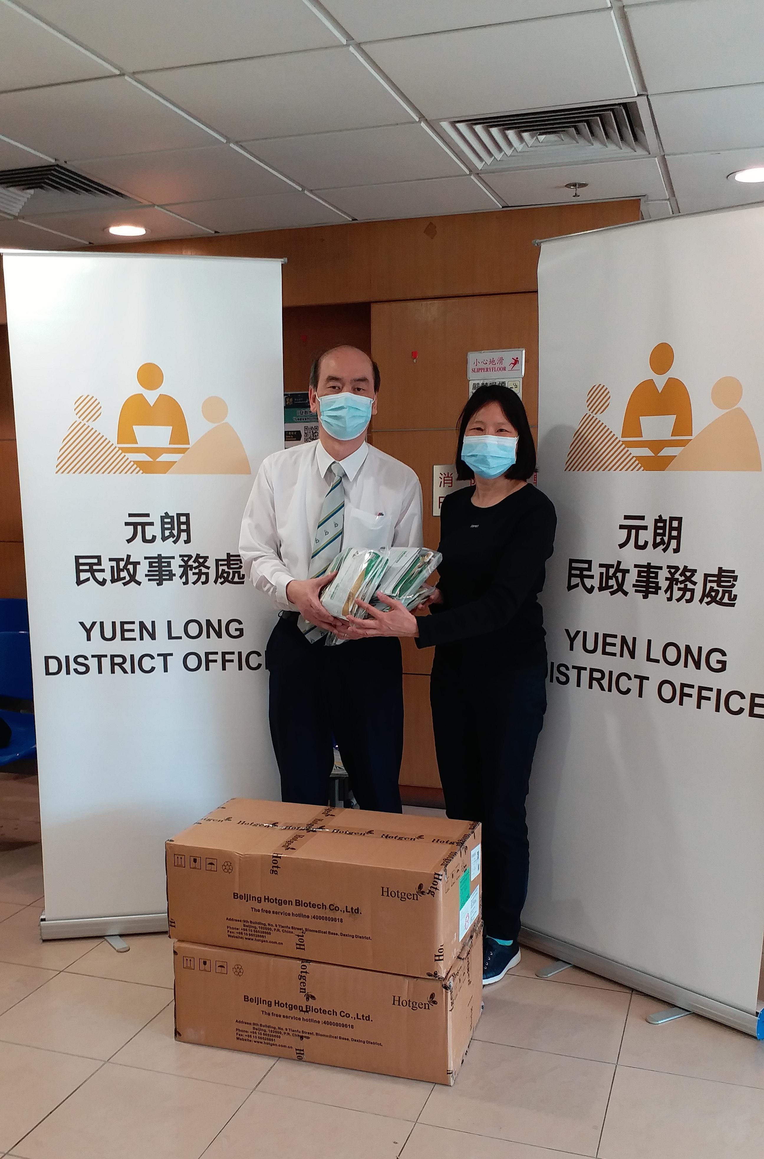 The Yuen Long District Office today (March 11) distributed COVID-19 rapid test kits to households, cleansing workers and property management staff living and working in Tin Fu Court for voluntary testing through the property management company.