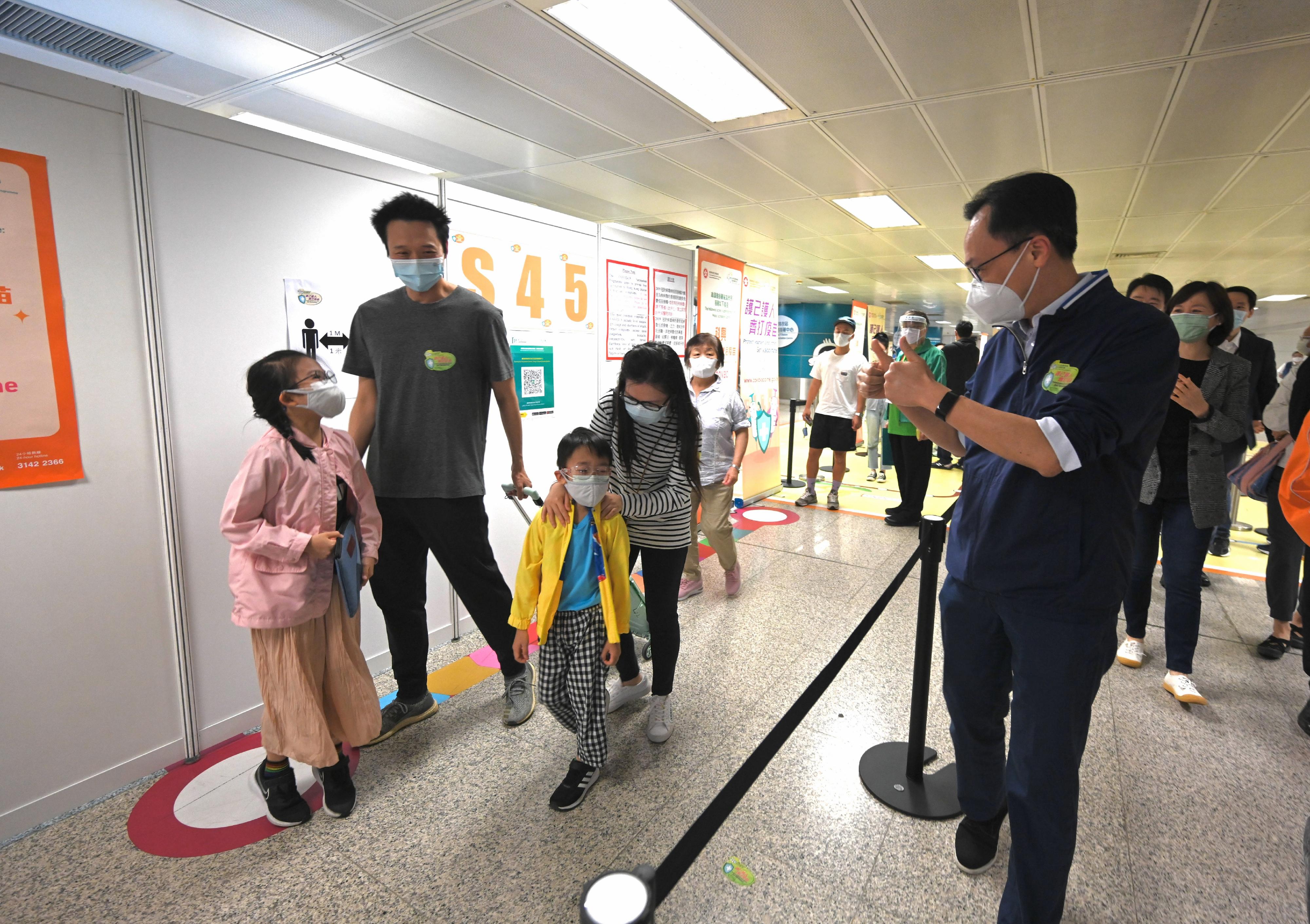 The Secretary for the Civil Service, Mr Patrick Nip, today (March 12) went to Tsing Yi to inspect the operation of the MTR Tsing Yi Station Community Vaccination Centre. Photo shows Mr Nip (right) encouraged members of the public to get vaccinated as early as possible for self-protection.