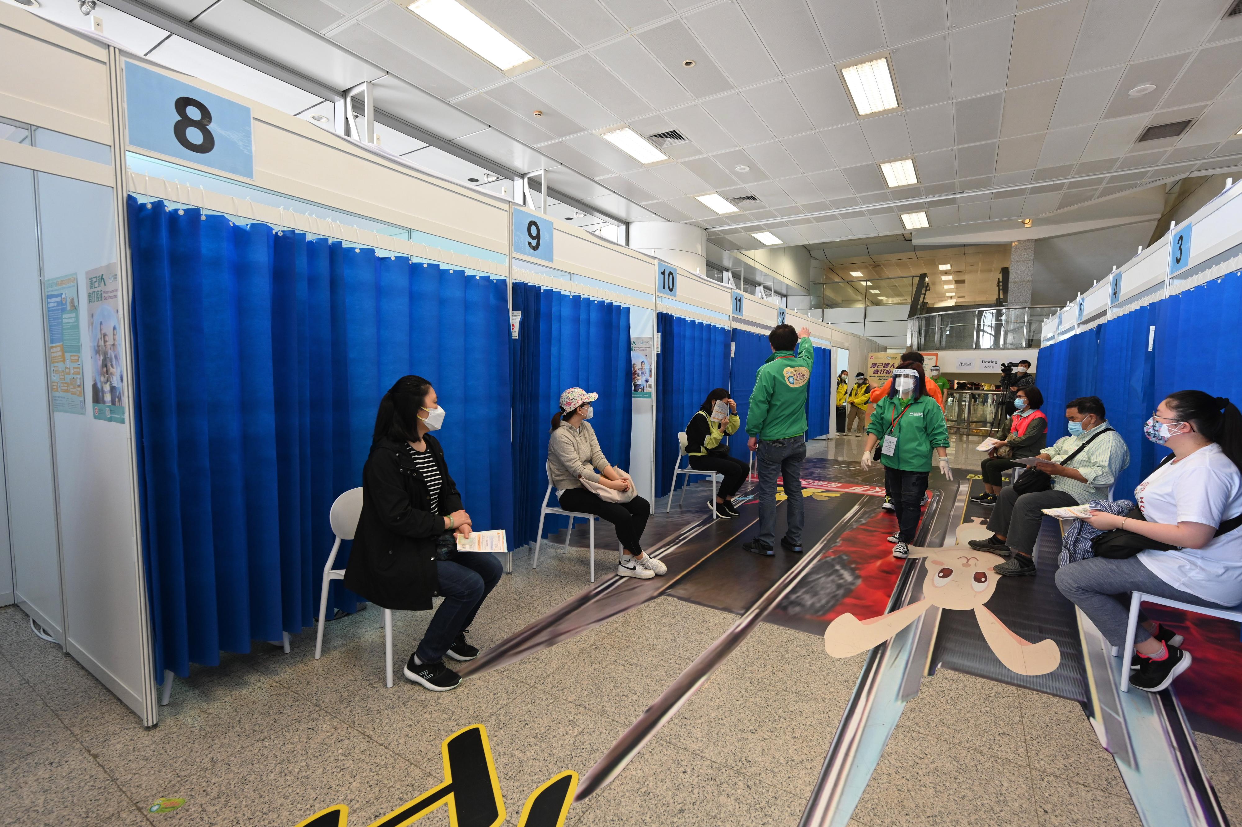 The MTR Tsing Yi Station Community Vaccination Centre (CVC) commenced operation yesterday (March 11) to provide Sinovac vaccination service to people aged 3 or above. Photos shows members of the public waiting to get vaccinated at the CVC.