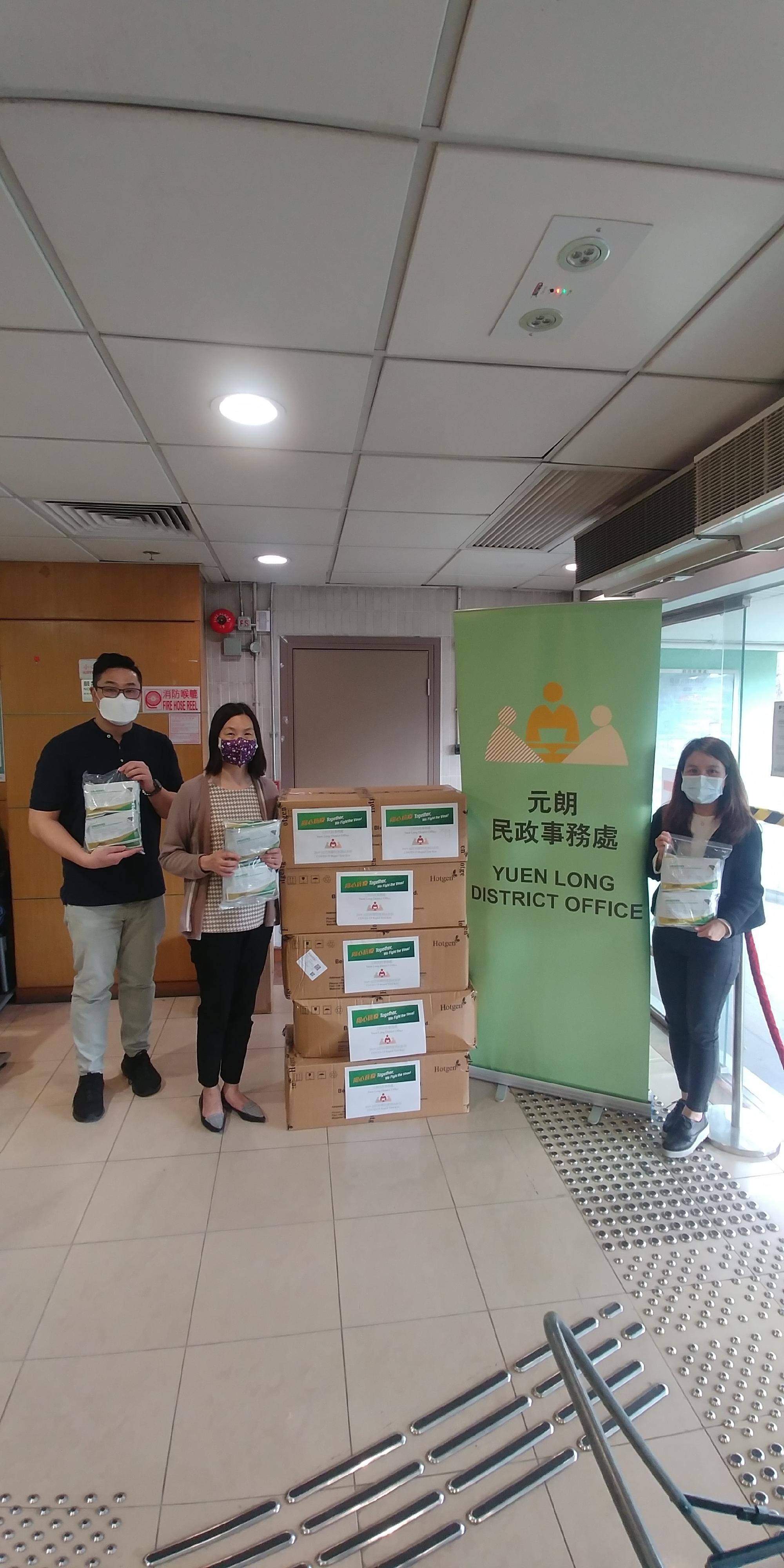 The Yuen Long District Office today (March 12) distributed COVID-19 rapid test kits to households, cleansing workers and property management staff living and working in Tin Shui (I) Estate and Tin Shui (II) Estate for voluntary testing through the Housing Department and the property management companies.
