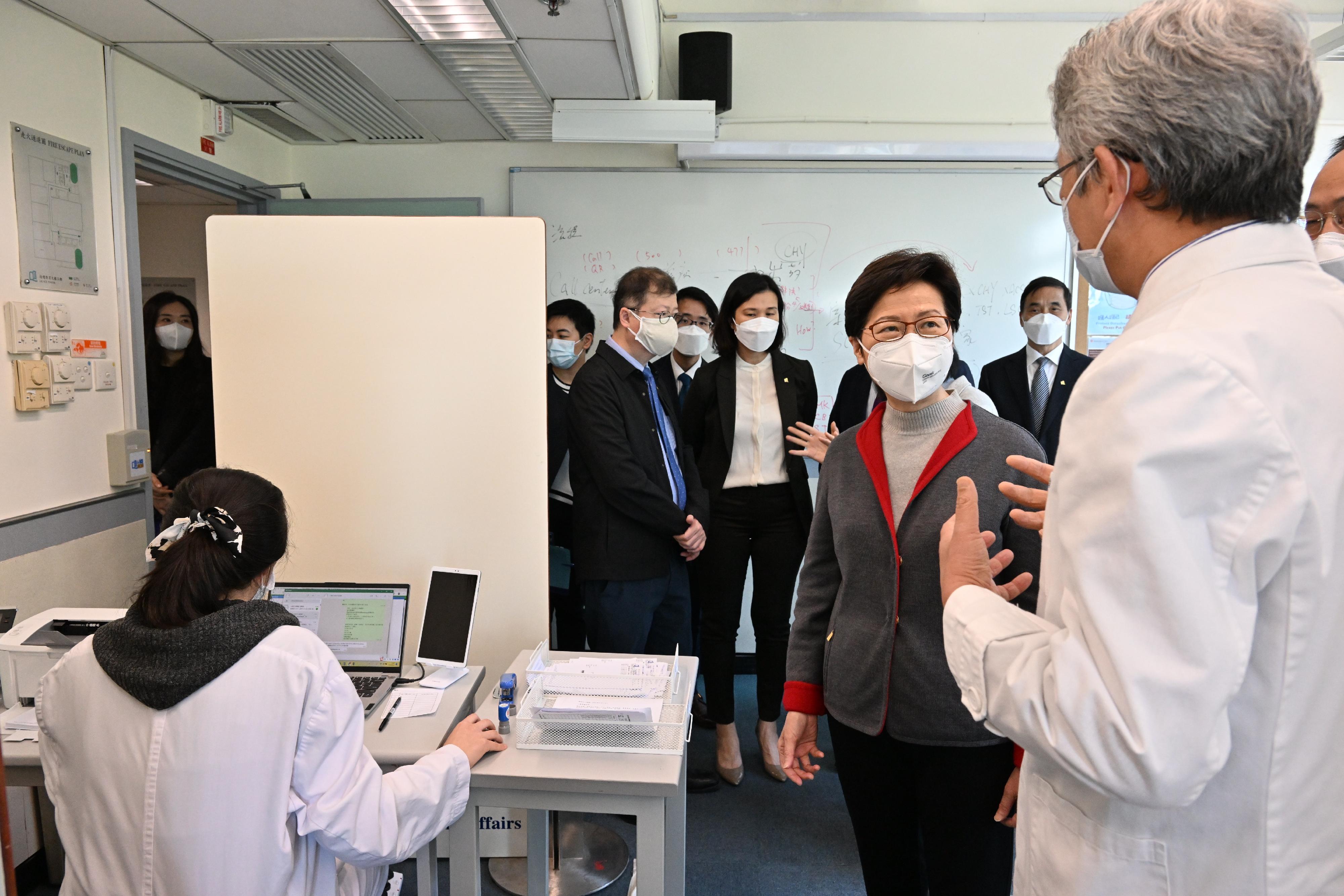 行政長官林鄭月娥今日（三月十二日）到訪香港浸會大學（浸大）中醫抗疫遠程醫療中心。
