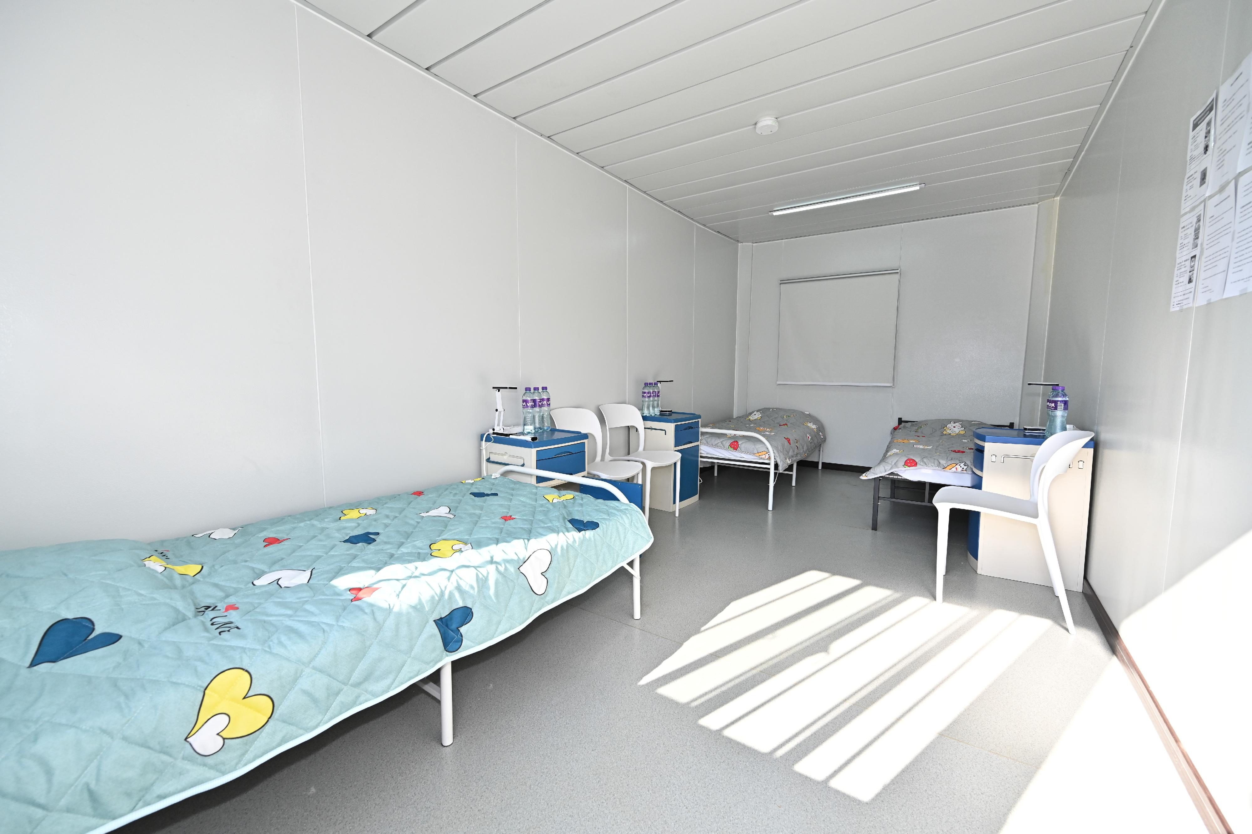 The Chief Secretary for Administration, Mr John Lee, this morning (March 12) visited the third community isolation facility constructed with Mainland support on the Hong Kong Boundary Crossing Facilities Island of the Hong Kong-Zhuhai-Macao Bridge (HZMB). Photo shows a room at the community isolation facility on the Hong Kong Boundary Crossing Facilities Island of the HZMB.