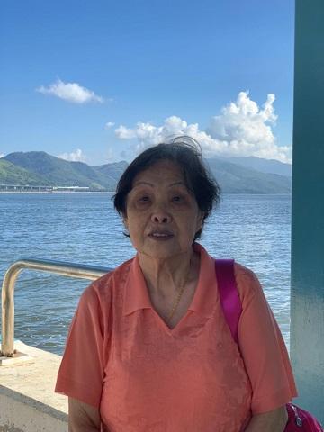  Lip Mo-king, aged 78, is about 1.6 metres tall, 50 kilograms in weight and of fat build. She has a round face with yellow complexion and short black hair. She was last seen wearing a red jacket, gray trousers and pink shoes.
