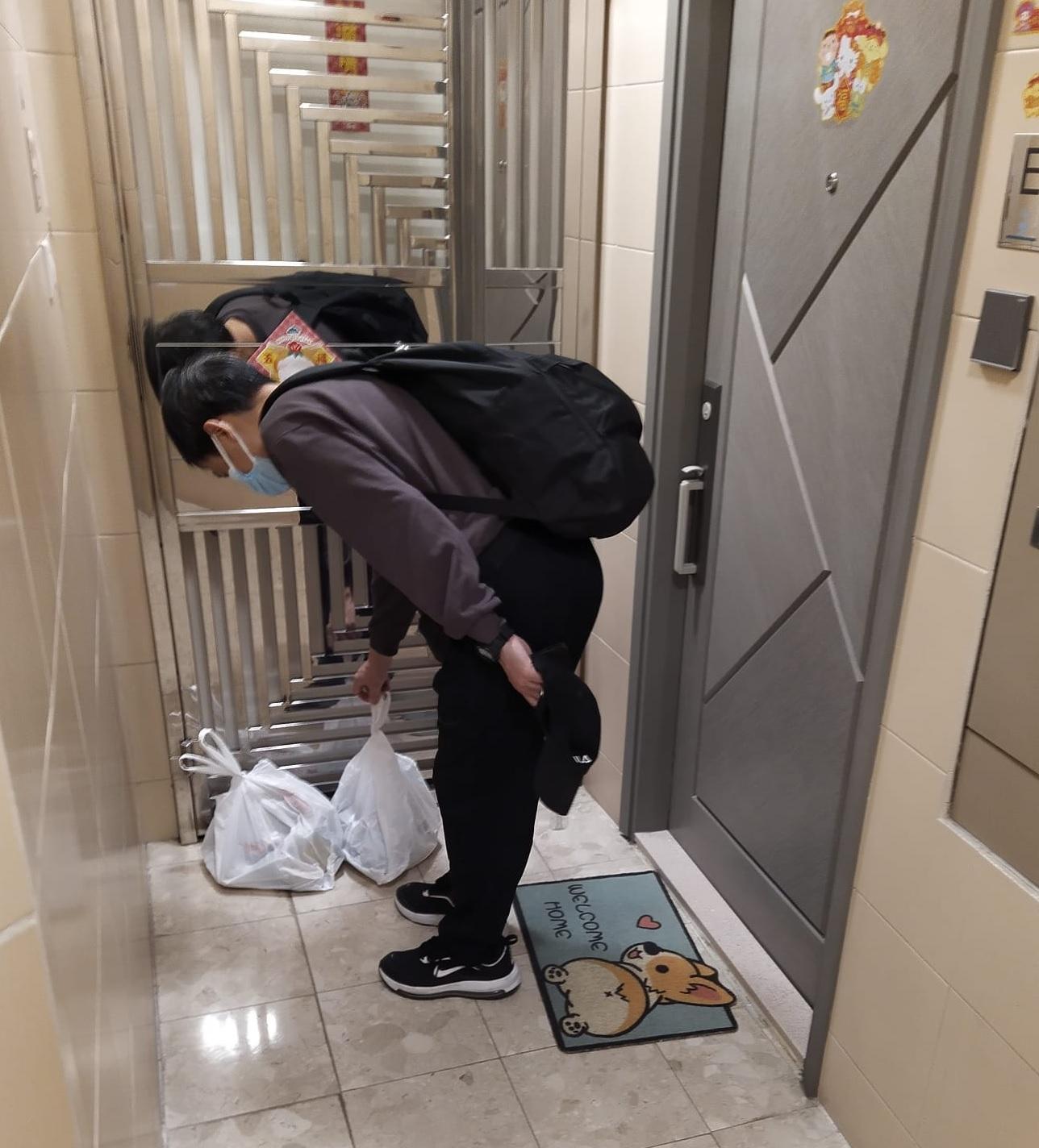 The Home Affairs Department civil service team delivered basic necessities and food to the persons pending admission in Wong Tai Sin, Yau Tsim Mong, Kowloon City and the Southern Districts on March 12.