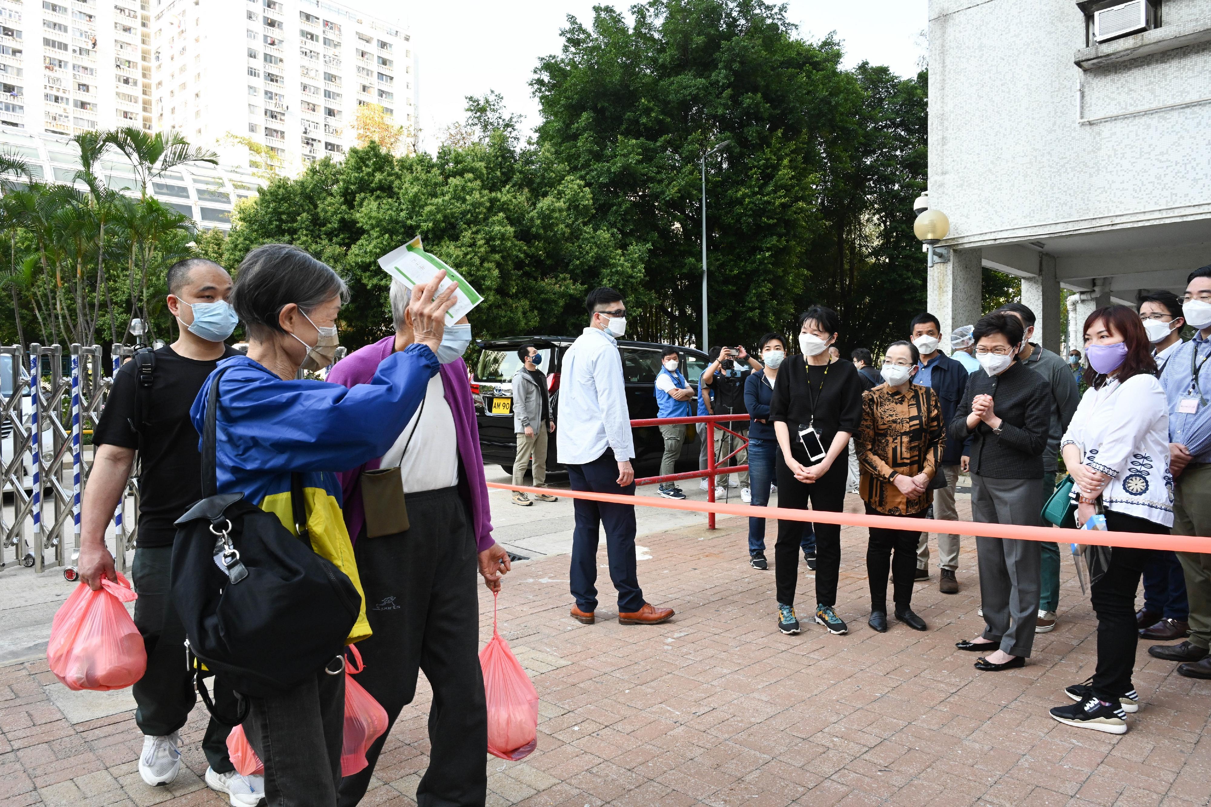 The Chief Executive, Mrs Carrie Lam, today (March 13) inspected the "restriction-testing declaration" operation at Tsui Ning Garden, Tuen Mun. Picture shows Mrs Lam chatting with residents.