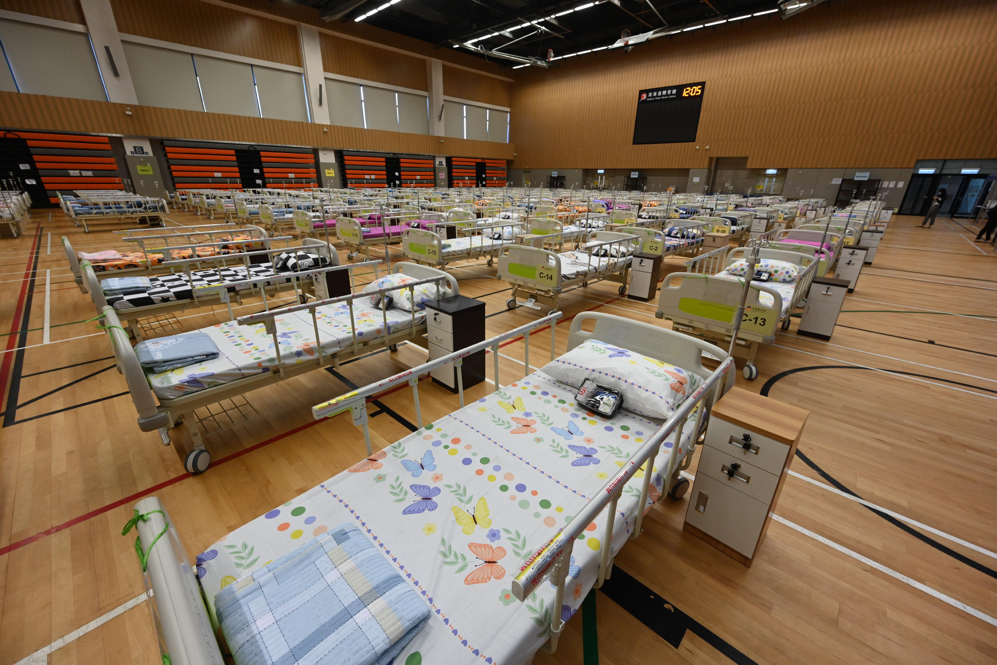 The Secretary for Labour and Welfare, Dr Law Chi-kwong, today (March 14) conveyed his appreciation to China Resources Charity Foundation for its donation of 1 000 hospital beds to the Social Welfare Department and assistance to the Government to set up isolation and holding centres in various sports centres. Photo shows newly installed beds in Harbour Road Sports Centre in Wan Chai.