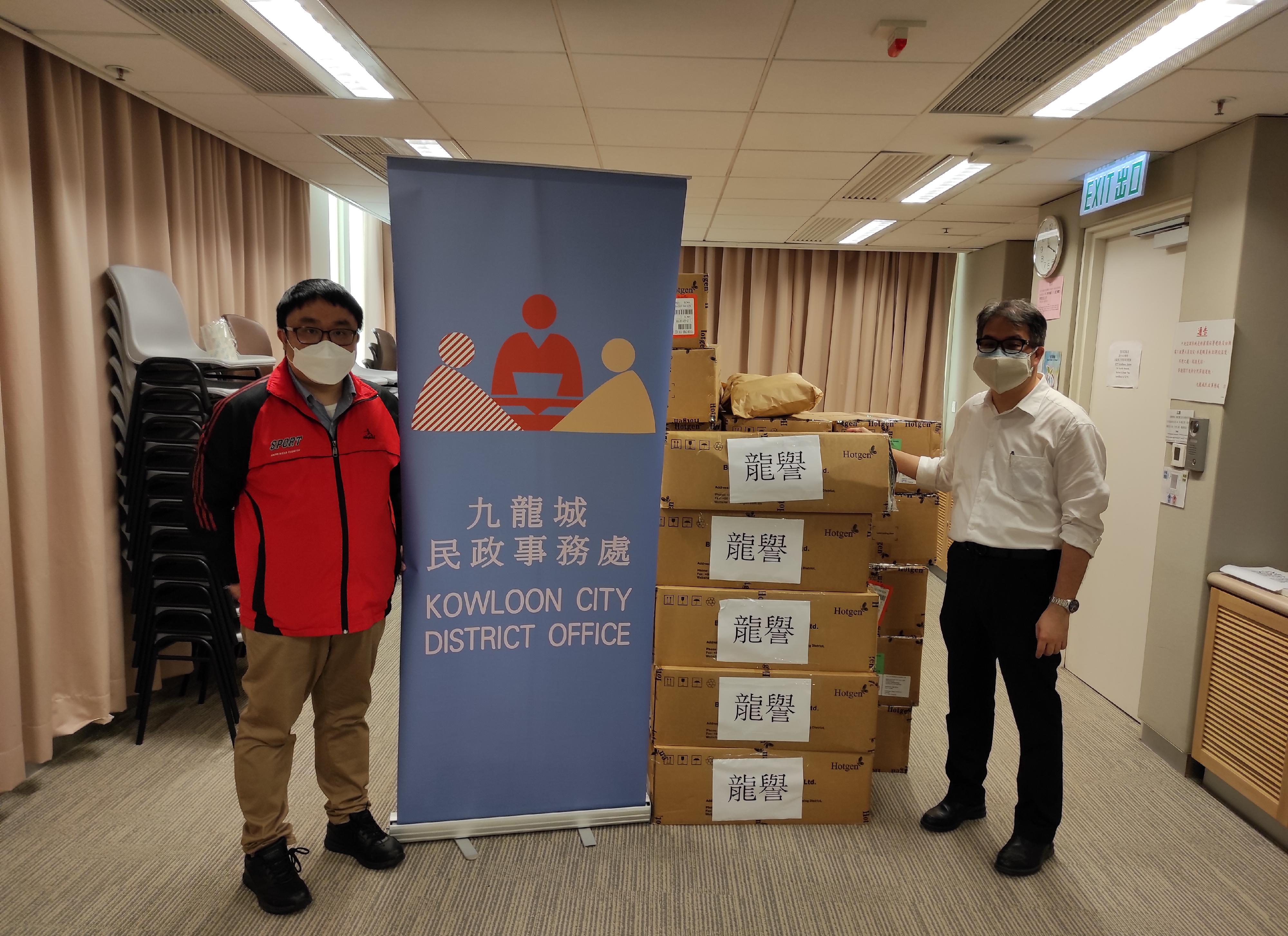 The Kowloon City District Office today (March 14) distributed COVID-19 rapid test kits to households, cleansing workers and property management staff living and working in Vibe Centro for voluntary testing through the property management company.