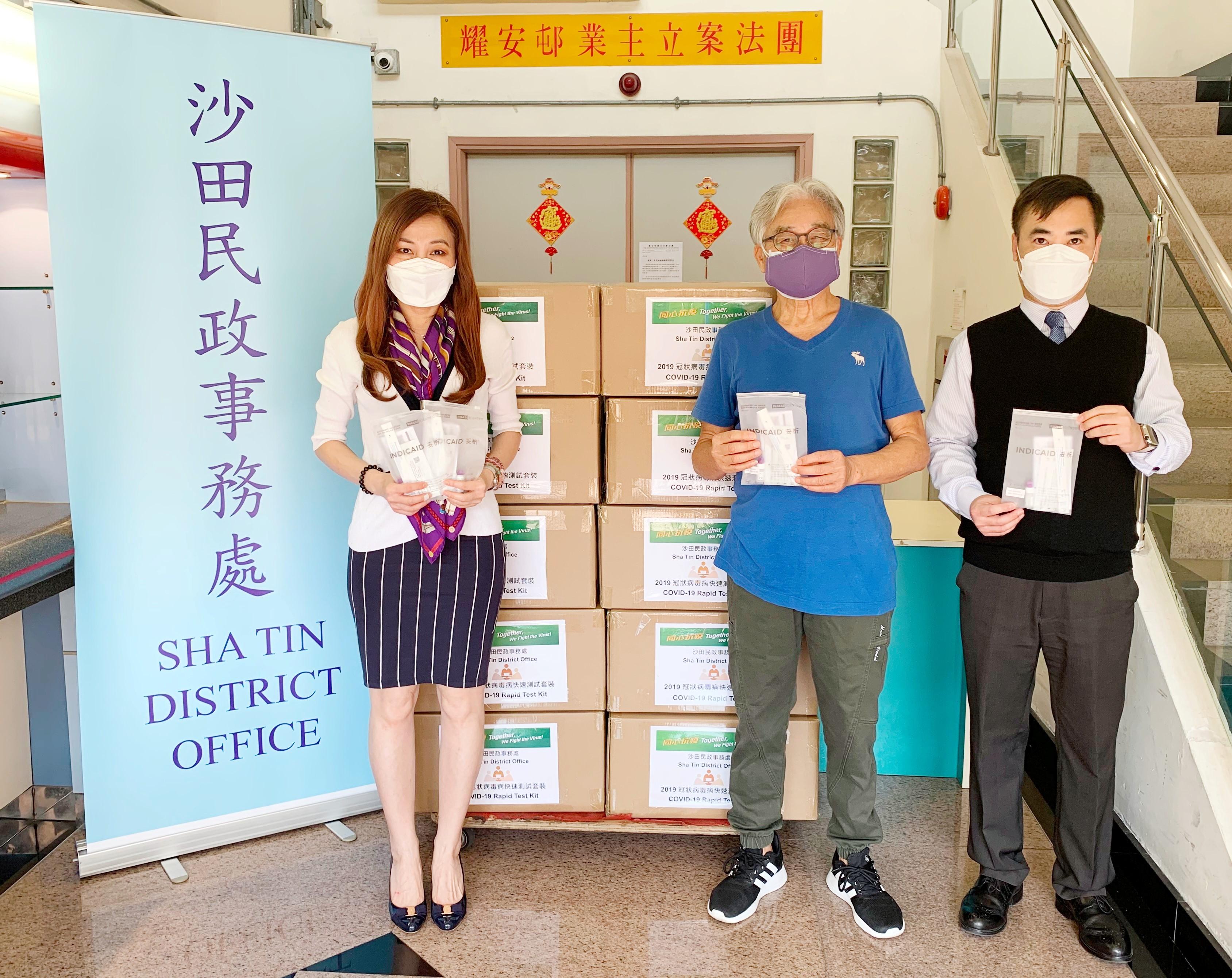 The Sha Tin District Office today (March 14) distributed COVID-19 rapid test kits to households, cleansing workers and property management staff living and working in Yiu On Estate for voluntary testing through the owners' corporation and the property management company.