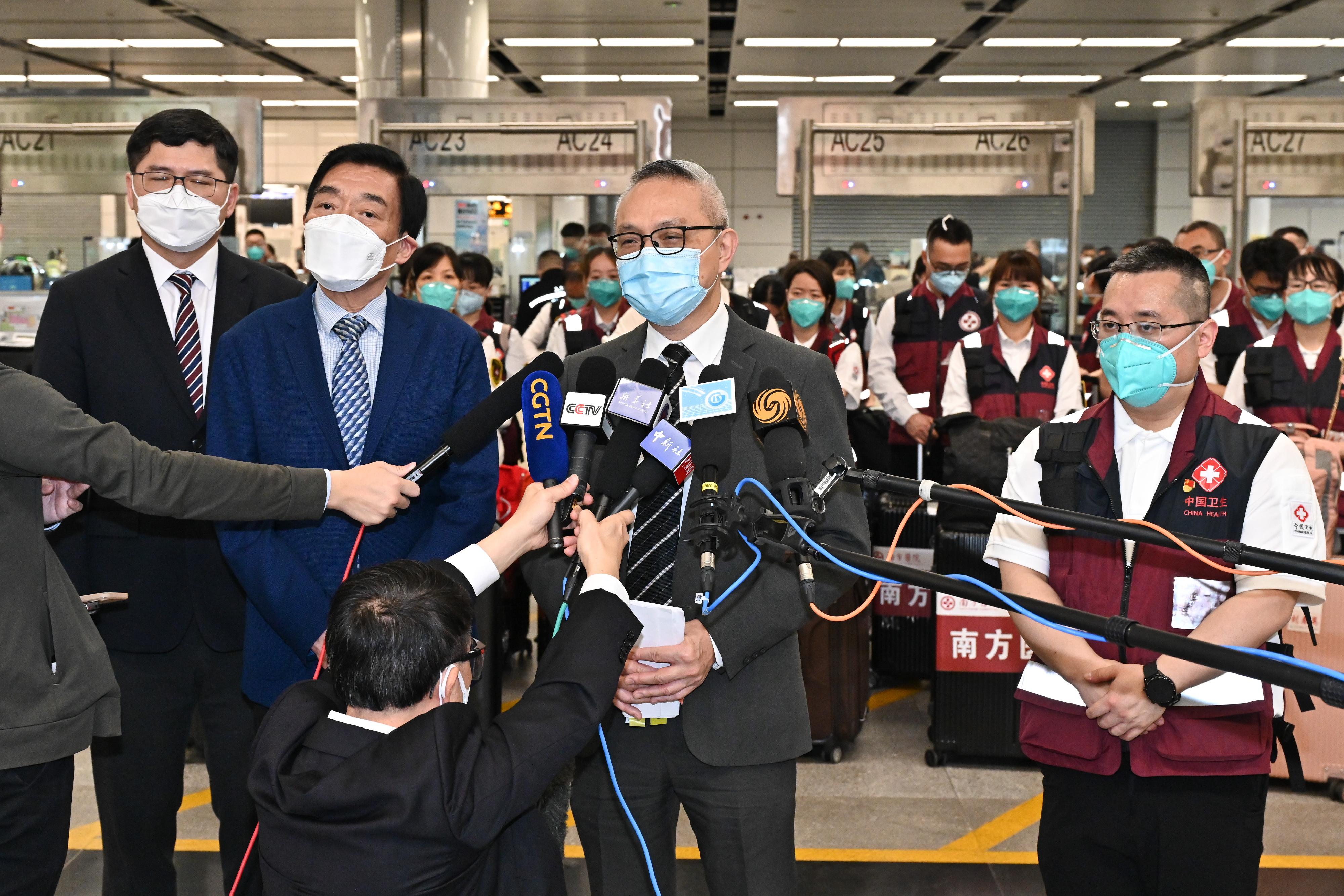 The Under Secretary for Food and Health, Dr Chui Tak-yi (second right); welcomed the arrival of the Leader of the second batch Mainland medical support team, Professor Yu Tao (first right) and the Mainland medical support team in Hong Kong today (March 14). Next to him are the Chairman of the Hospital Authority (HA), Mr Henry Fan (second left); and the Chief Executive of the HA, Dr Tony Ko (first left) .