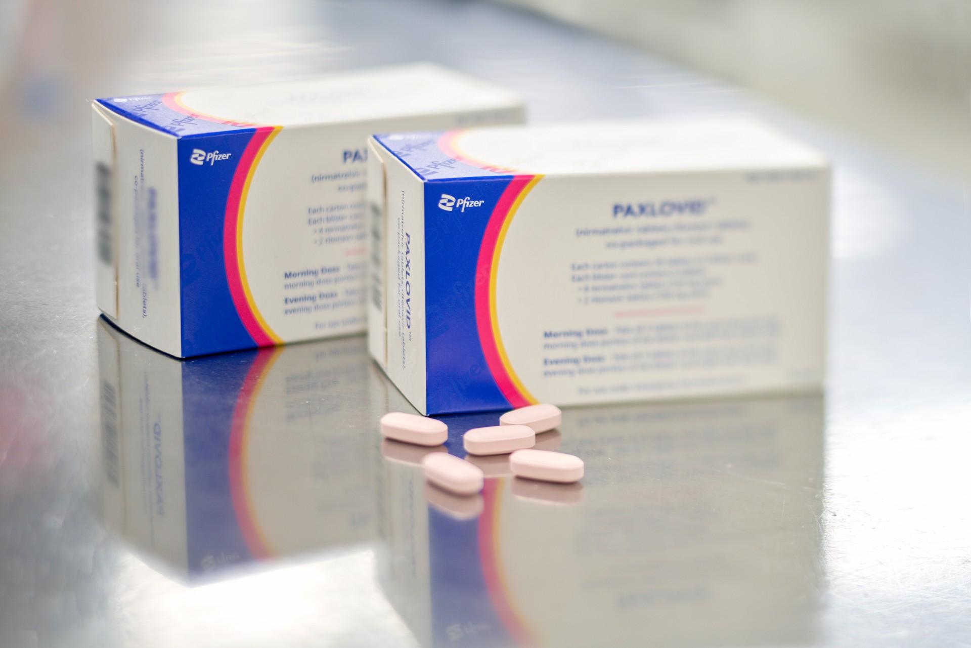 首批新冠口服抗病毒藥物帕克斯洛維德（Paxlovid）已於昨日（三月十四日）運抵香港，並於今日（三月十五日）送往醫院管理局使用。