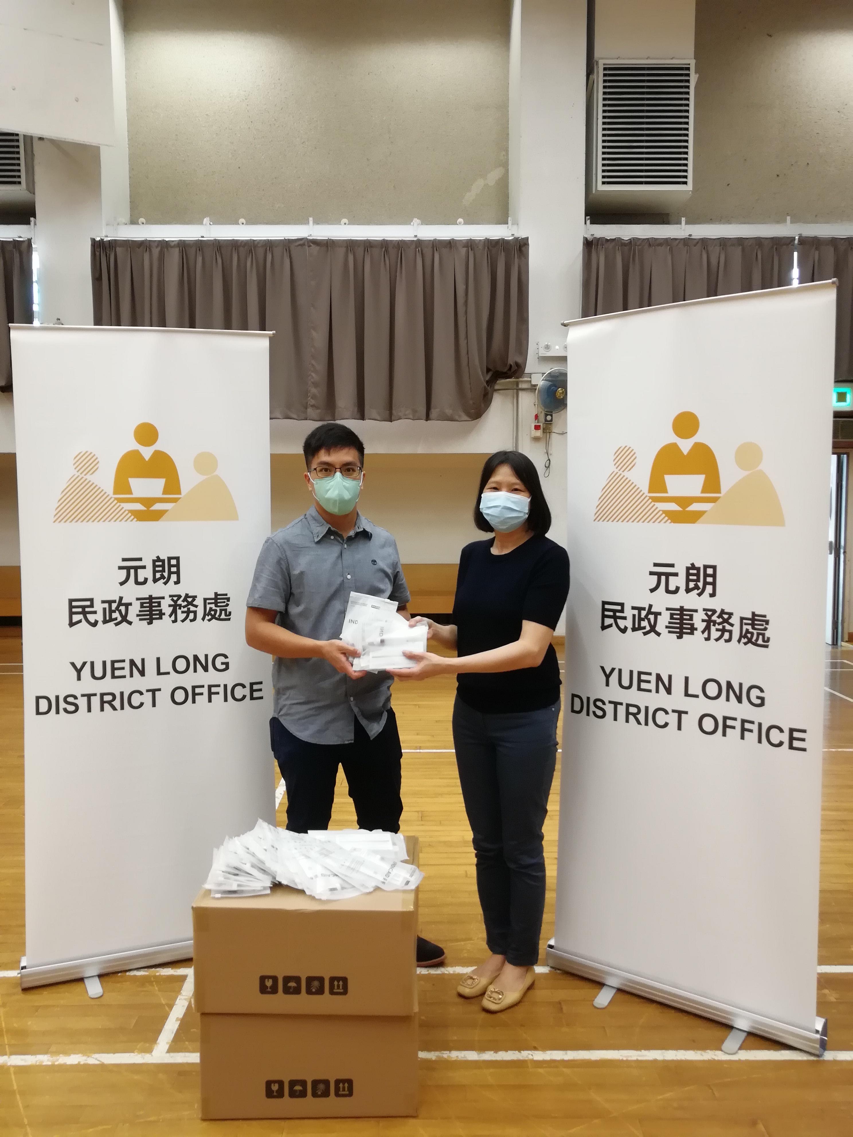 The Yuen Long District Office today (March 15) distributed COVID-19 rapid test kits to households, cleansing workers and property management staff living and working in Tin Yuet Estate for voluntary testing through the Housing Department and the property management company.